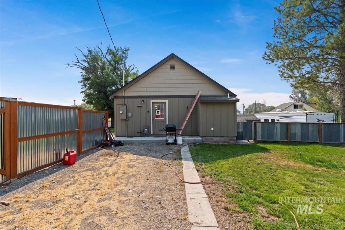 205 N Owyhee St, Glenns Ferry, Idaho 83623-2410, 2 Bedrooms, 1 Bathroom, Residential Income For Sale, Price $309,000, 98922780