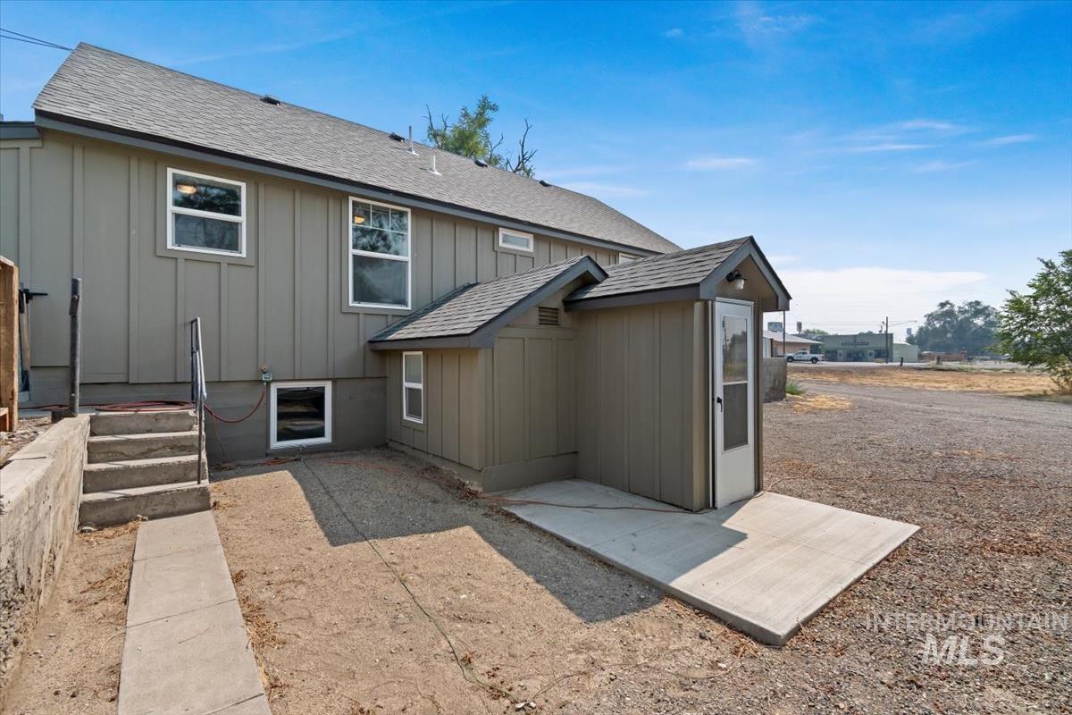 205 N Owyhee St, Glenns Ferry, Idaho 83623-2410, 2 Bedrooms, 1 Bathroom, Residential Income For Sale, Price $309,000, 98922780
