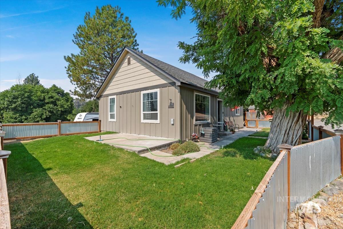 205 N Owyhee St, Glenns Ferry, Idaho 83623-2410, 2 Bedrooms, 1 Bathroom, Residential Income For Sale, Price $309,000, 98922780