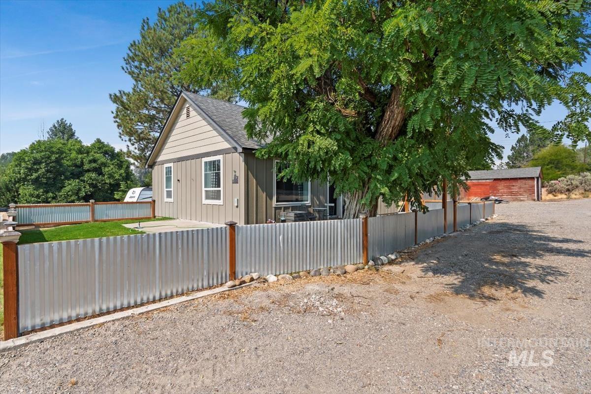 205 N Owyhee St, Glenns Ferry, Idaho 83623-2410, 2 Bedrooms, 1 Bathroom, Residential Income For Sale, Price $309,000, 98922780