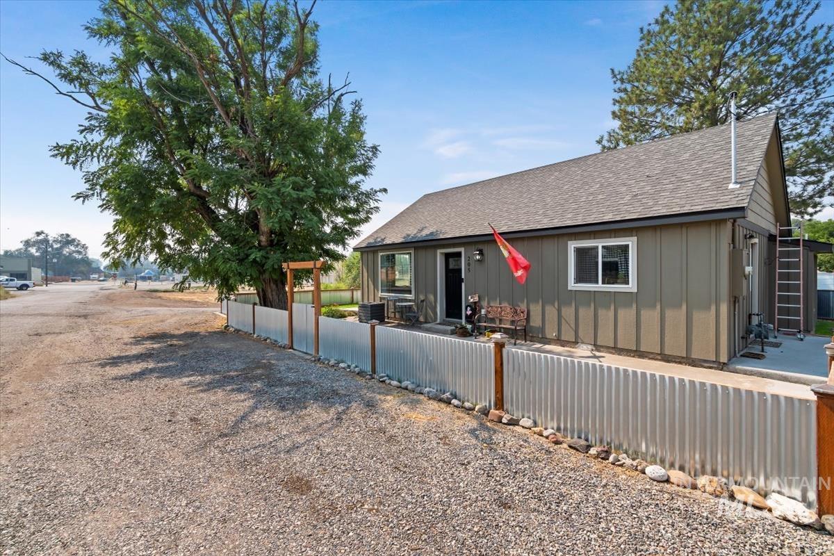 205 N Owyhee St, Glenns Ferry, Idaho 83623-2410, 2 Bedrooms, 1 Bathroom, Residential Income For Sale, Price $309,000, 98922780
