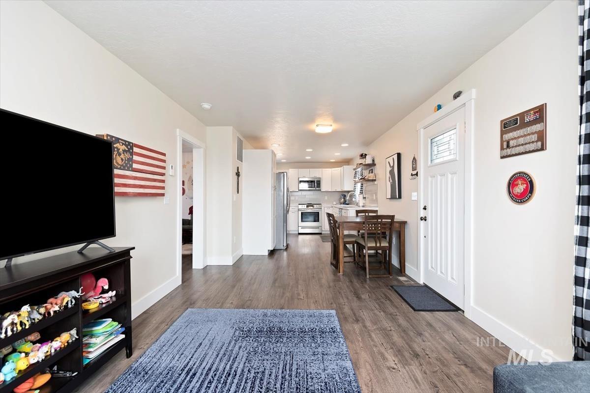 205 N Owyhee St, Glenns Ferry, Idaho 83623-2410, 2 Bedrooms, 1 Bathroom, Residential Income For Sale, Price $309,000, 98922780