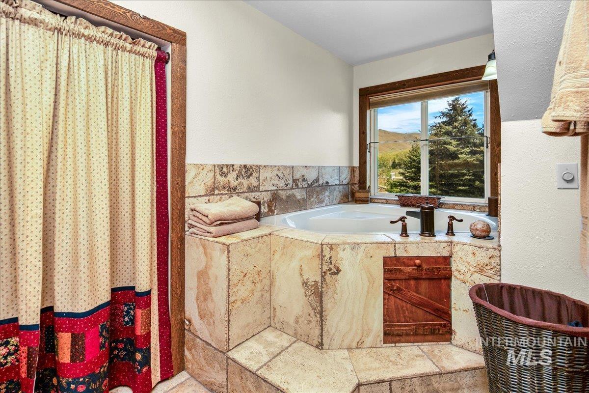 6856 Highway 55, Horseshoe Bend, Idaho 83629, 3 Bedrooms, 3 Bathrooms, Residential For Sale, Price $1,498,000, 98923100