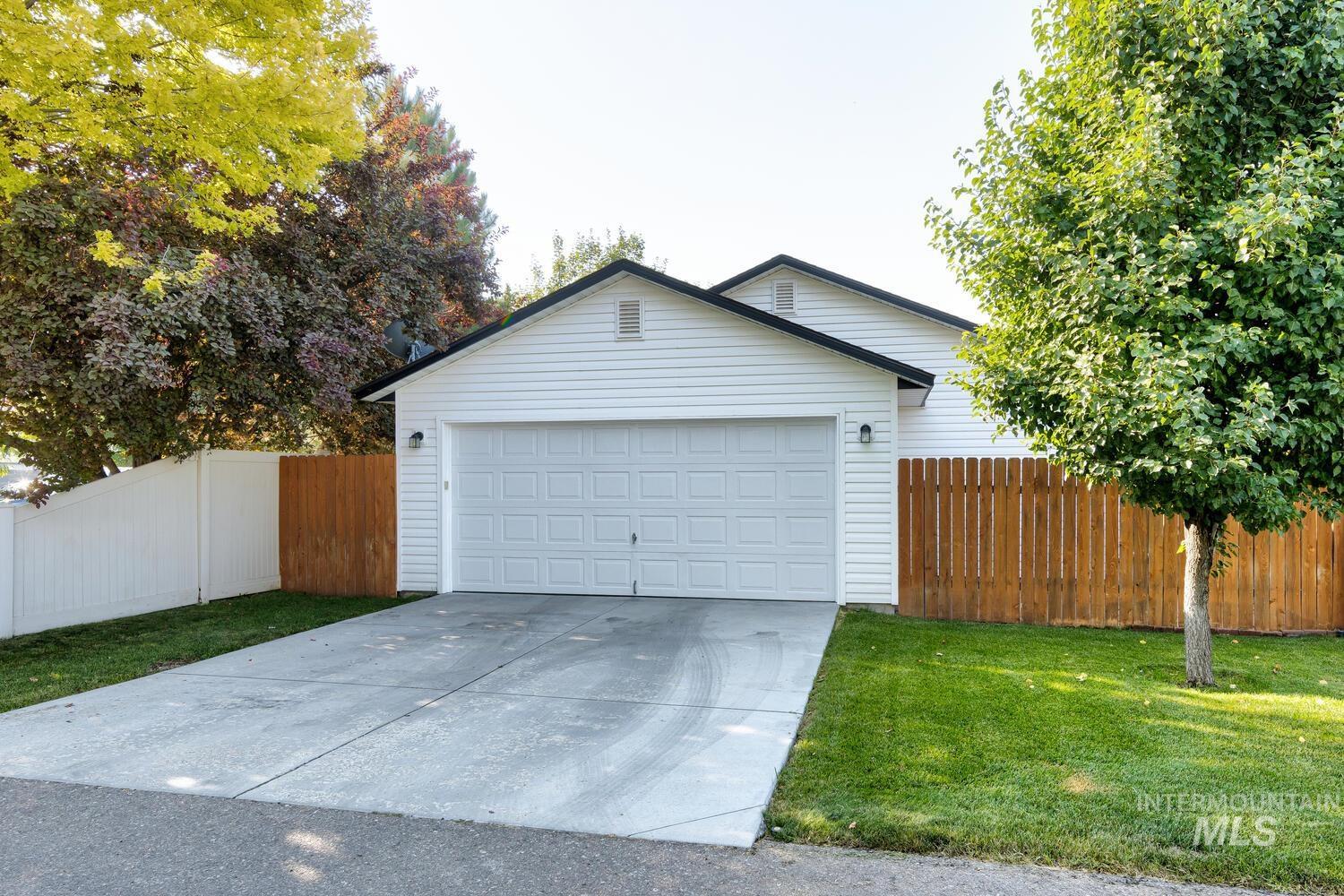 8154 W Mojave Dr, Boise, Idaho 83709, 3 Bedrooms, 2 Bathrooms, Residential For Sale, Price $369,000,MLS 98923160