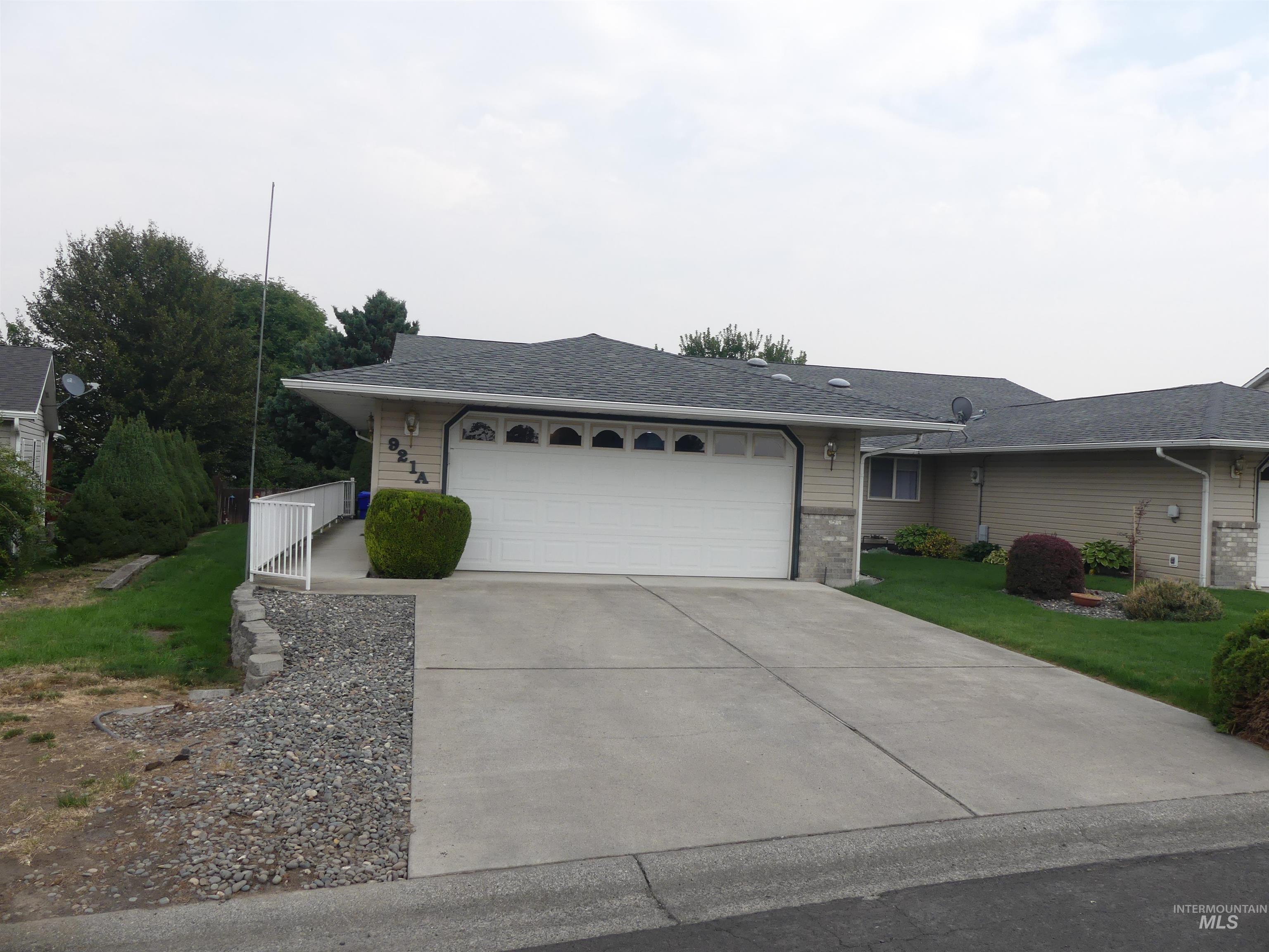 921 Hawthorne St, Lewiston, Idaho 83501, 2 Bedrooms, 2 Bathrooms, Residential For Sale, Price $335,000,MLS 98923255