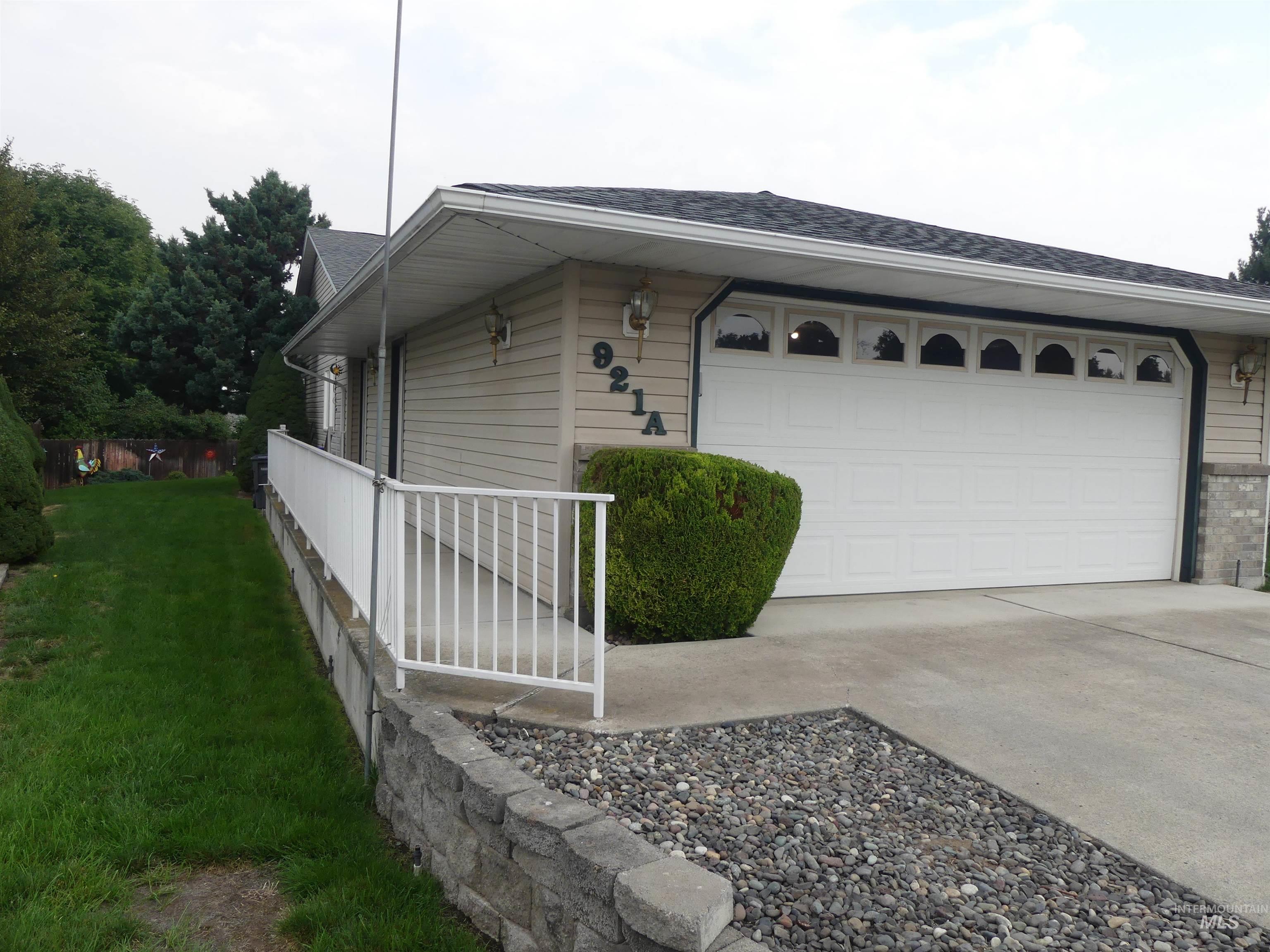 921 Hawthorne St, Lewiston, Idaho 83501, 2 Bedrooms, 2 Bathrooms, Residential For Sale, Price $335,000,MLS 98923255