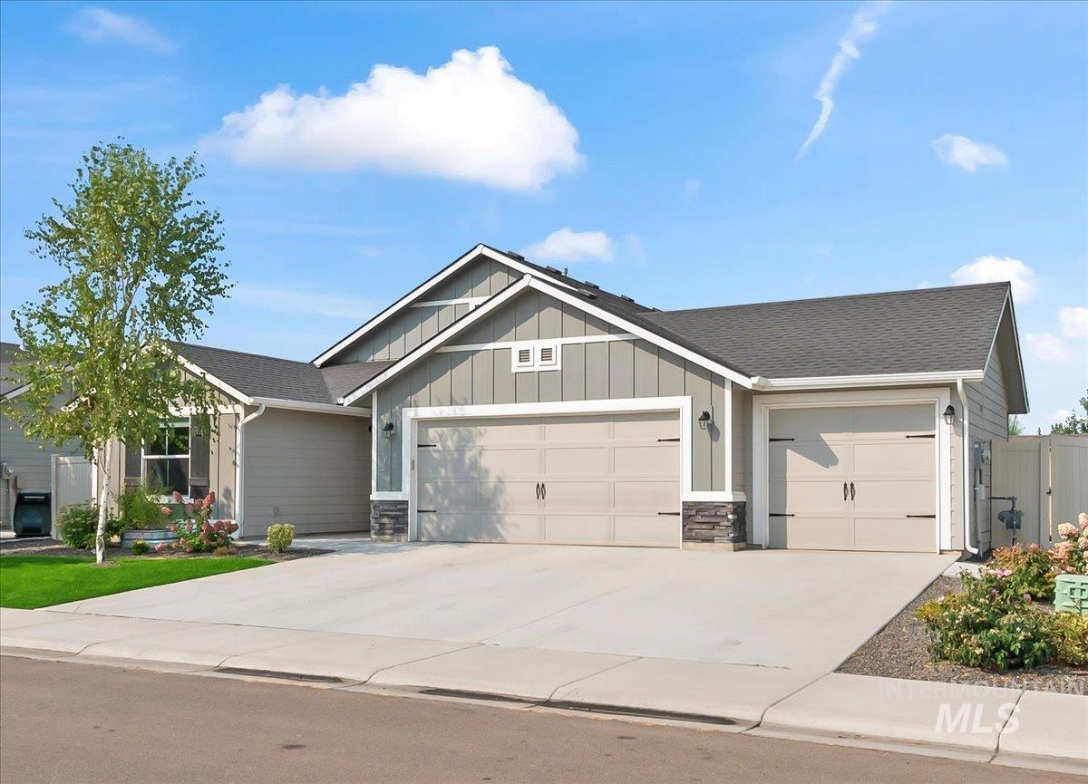 5409 N. Maplestone Ave, Meridian, Idaho 83646, 3 Bedrooms, 2 Bathrooms, Residential For Sale, Price $465,000,MLS 98923381