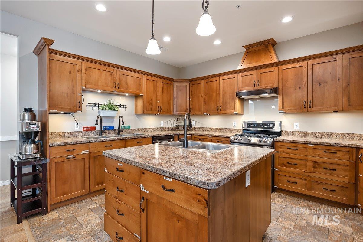 1221 21st street, Heyburn, Idaho 83336, 12 Bedrooms, 32 Rooms, Business/Commercial For Sale, Price $1,799,000, 98923507