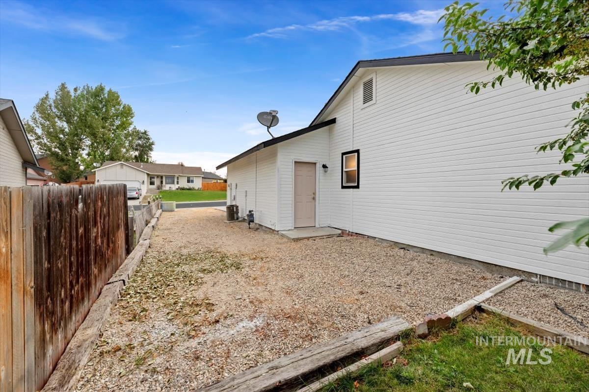 3221 Robinhood Loop, Nampa, Idaho 83687, 3 Bedrooms, 2 Bathrooms, Residential For Sale, Price $350,000,MLS 98923795