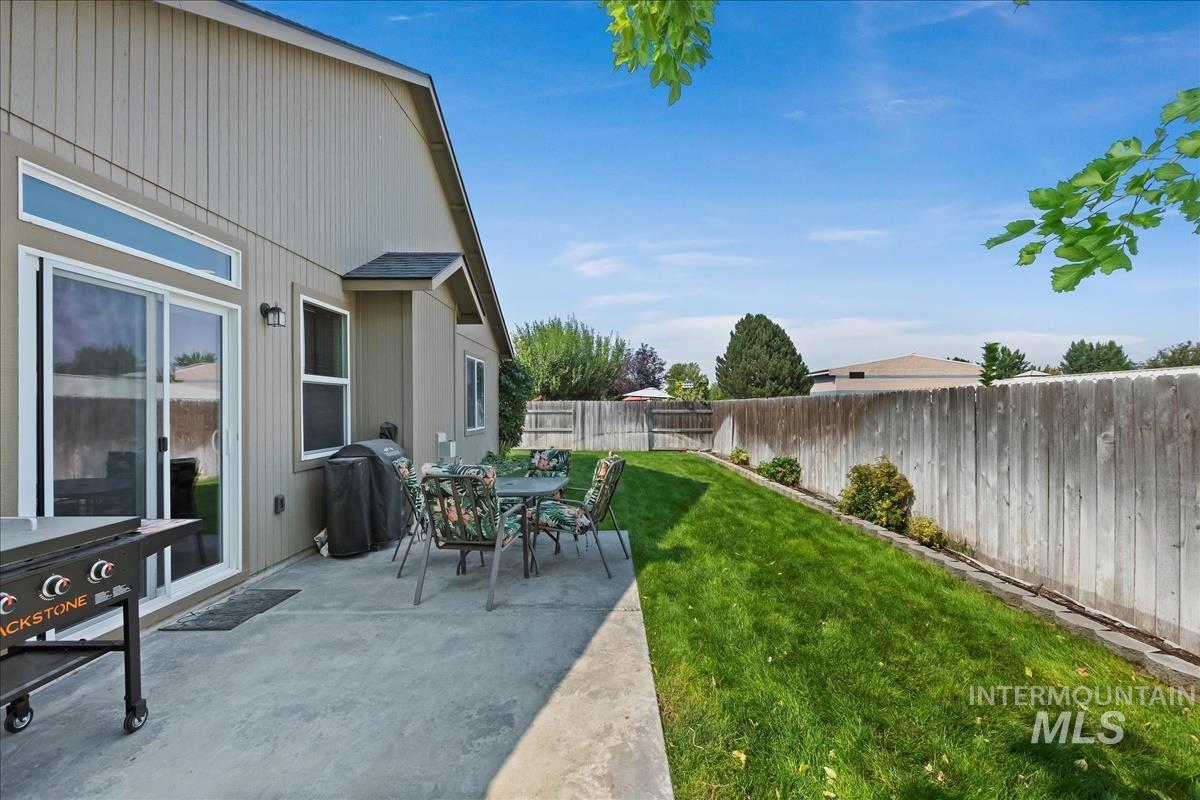 3310 E Red Sunset Maple Dr., Nampa, Idaho 83687, 3 Bedrooms, 2 Bathrooms, Residential For Sale, Price $389,900,MLS 98924004