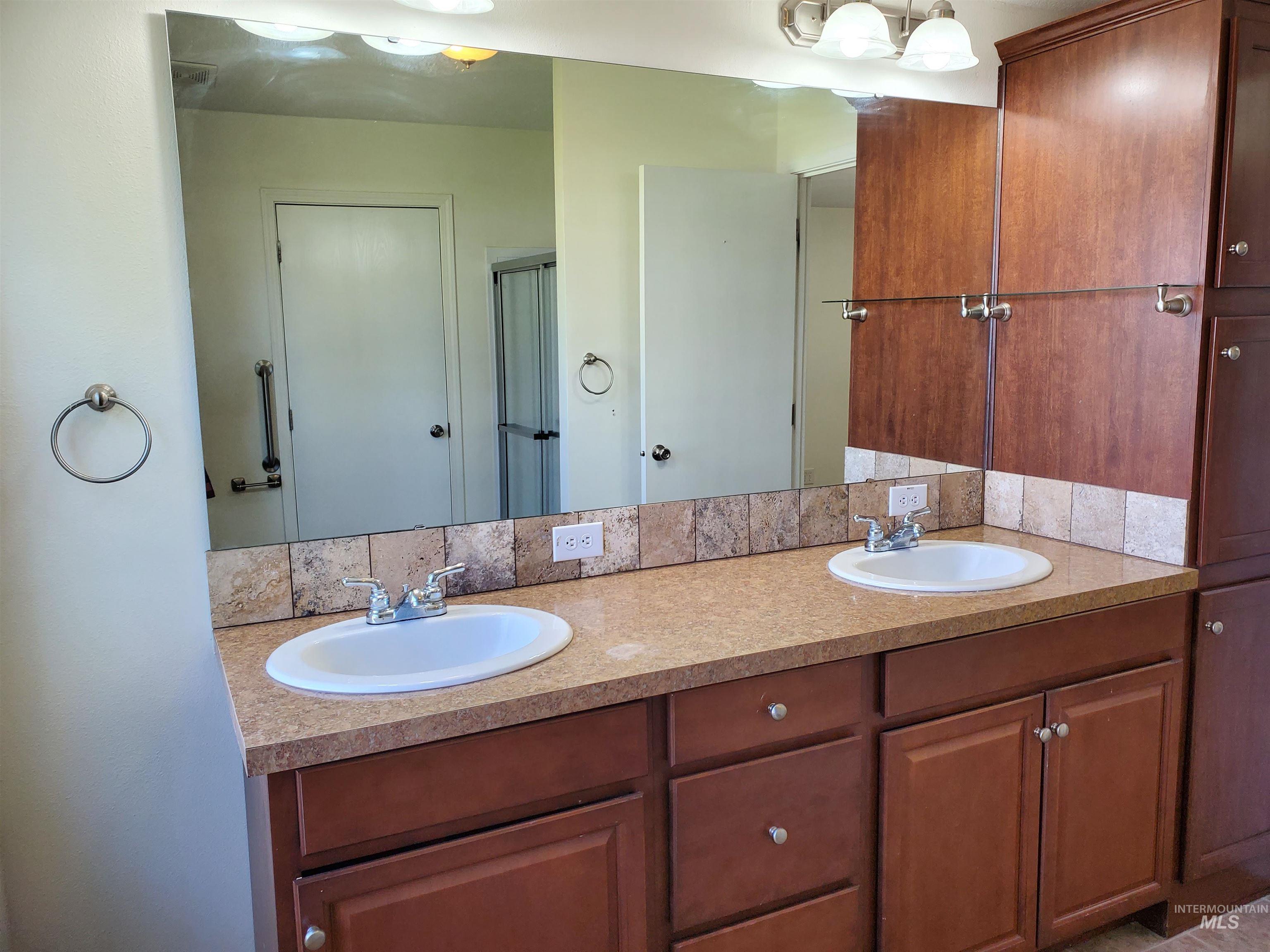 198 South Hills rd, Twin Falls, Idaho 83301-0000, 3 Bedrooms, 2 Bathrooms, Residential For Sale, Price $120,000, 98924165