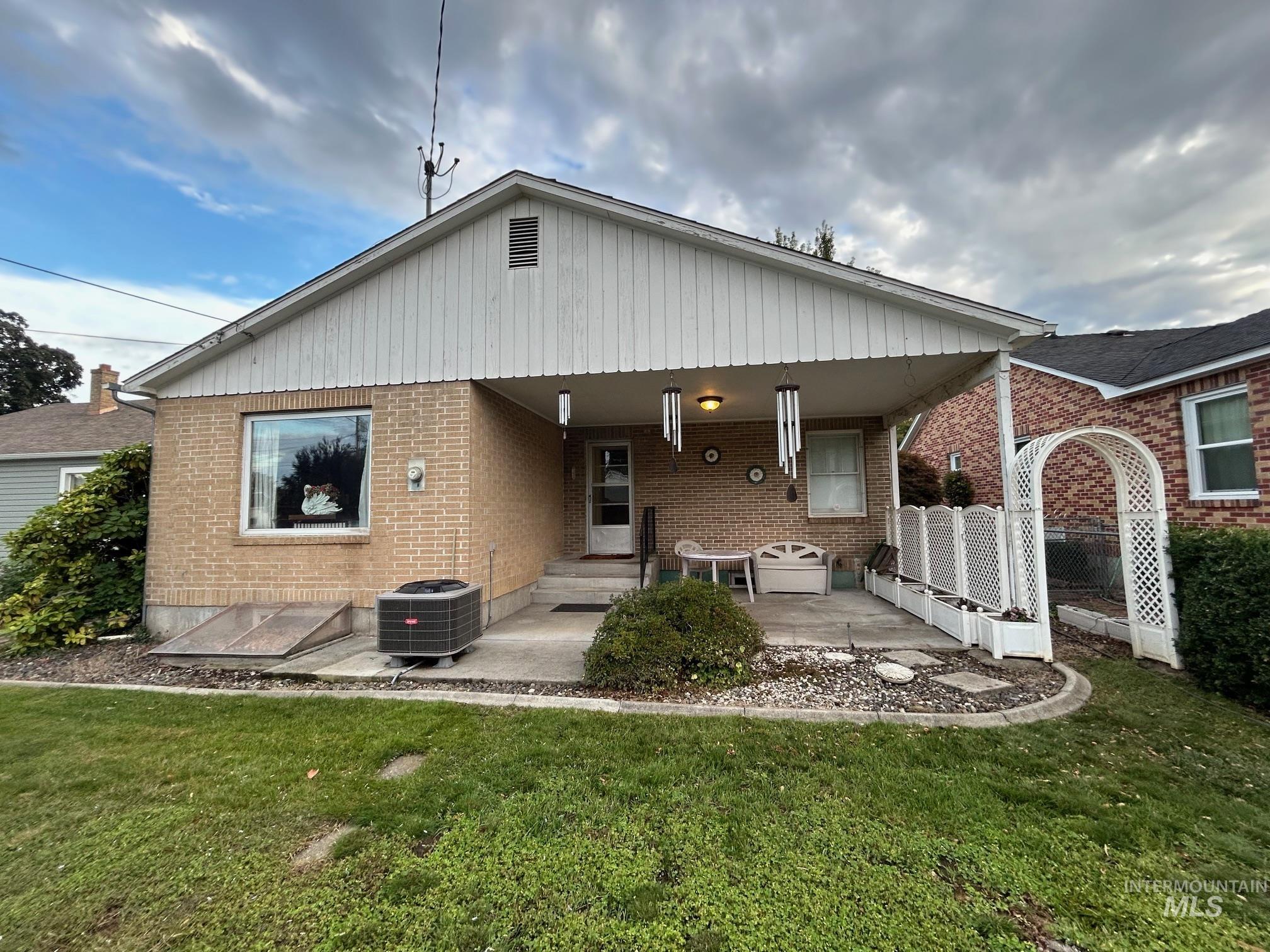 1145 12th Avenue, Lewiston, Idaho 83501, 3 Bedrooms, 2 Bathrooms, Residential For Sale, Price $325,000,MLS 98924178