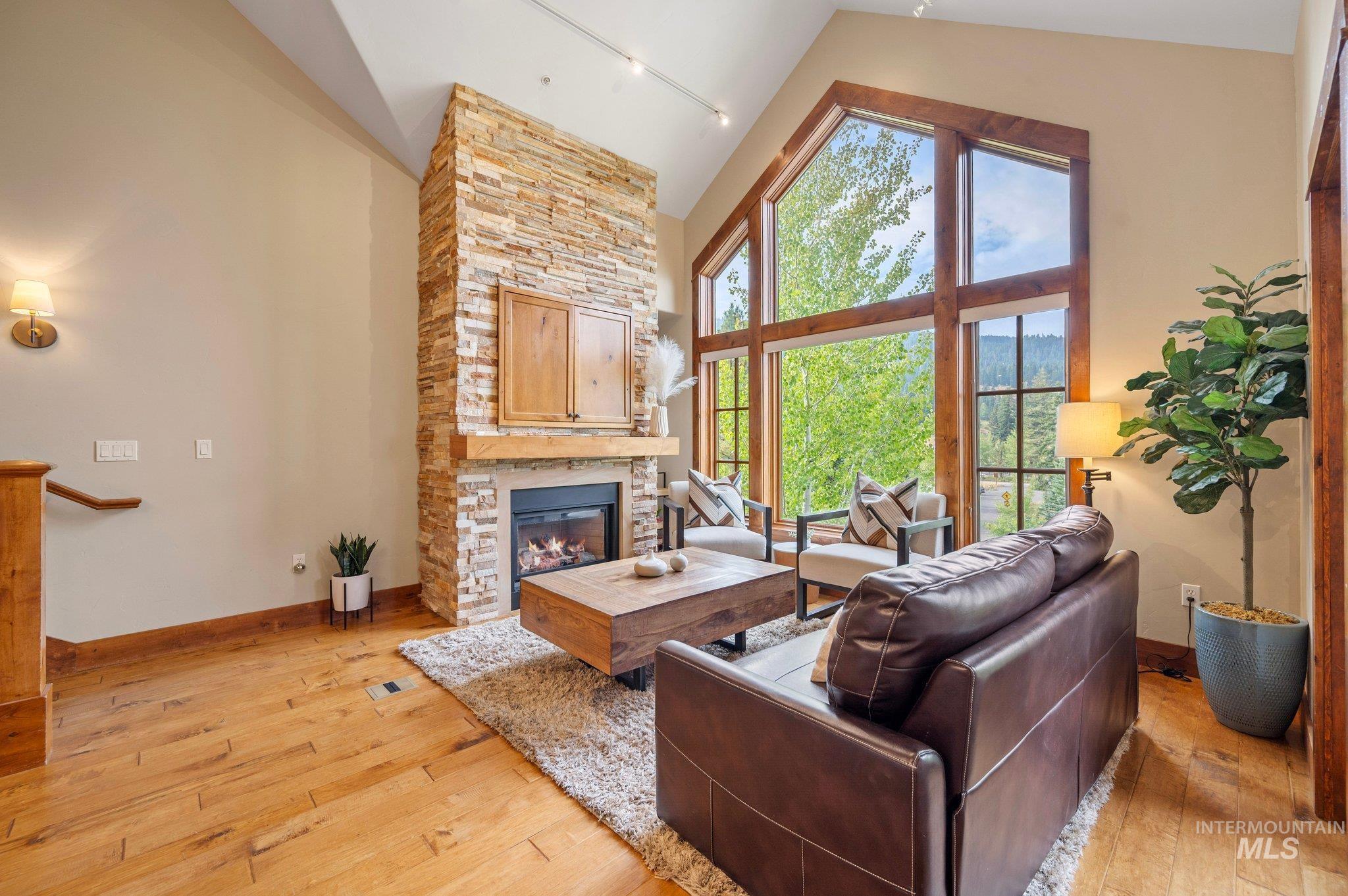 75 Arling Center Court, Donnelly, Idaho 83615, 2 Bedrooms, 2 Bathrooms, Residential For Sale, Price $995,000, 98924315