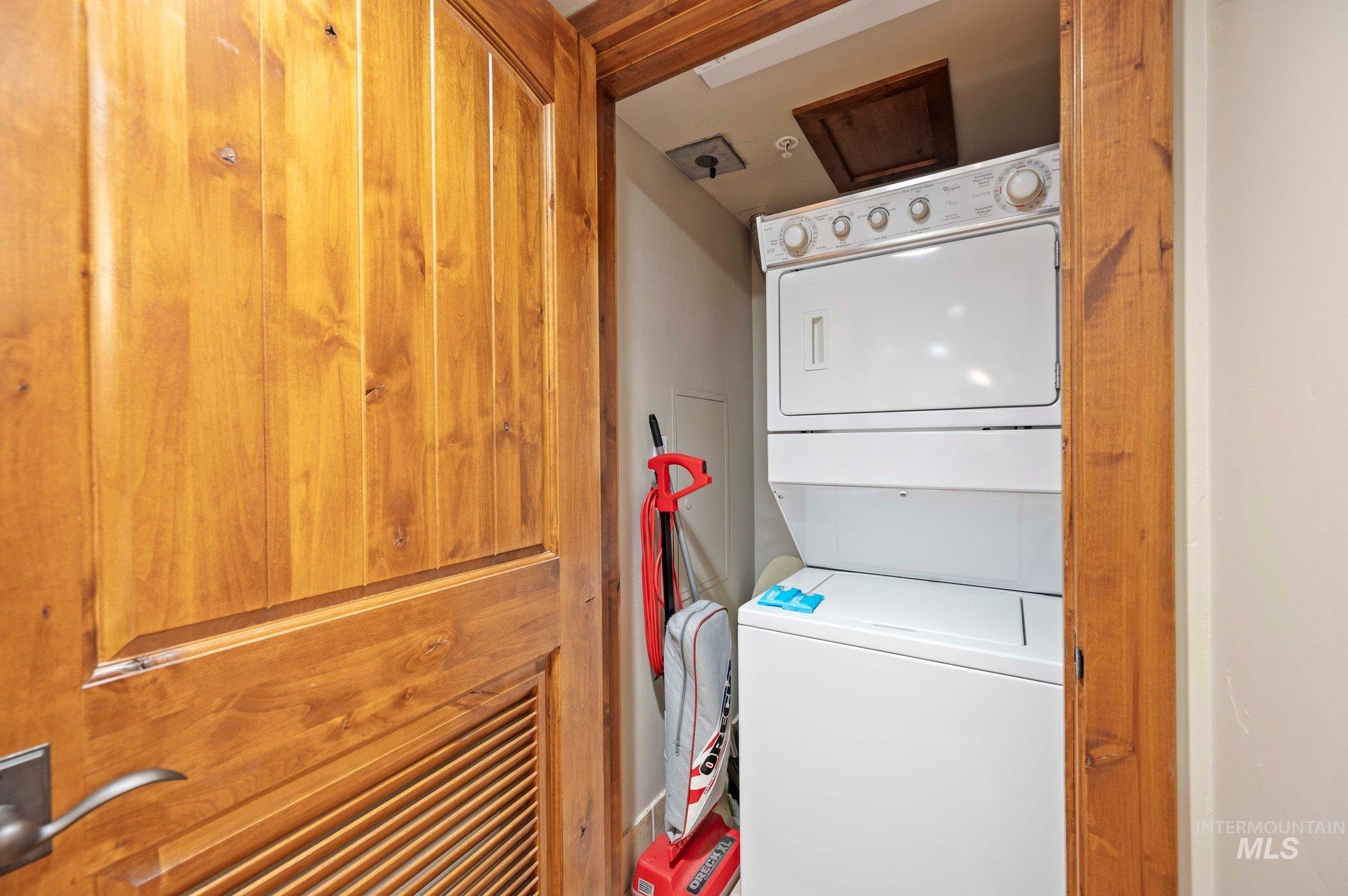 75 Arling Center Court, Donnelly, Idaho 83615, 2 Bedrooms, 2 Bathrooms, Residential For Sale, Price $995,000, 98924315