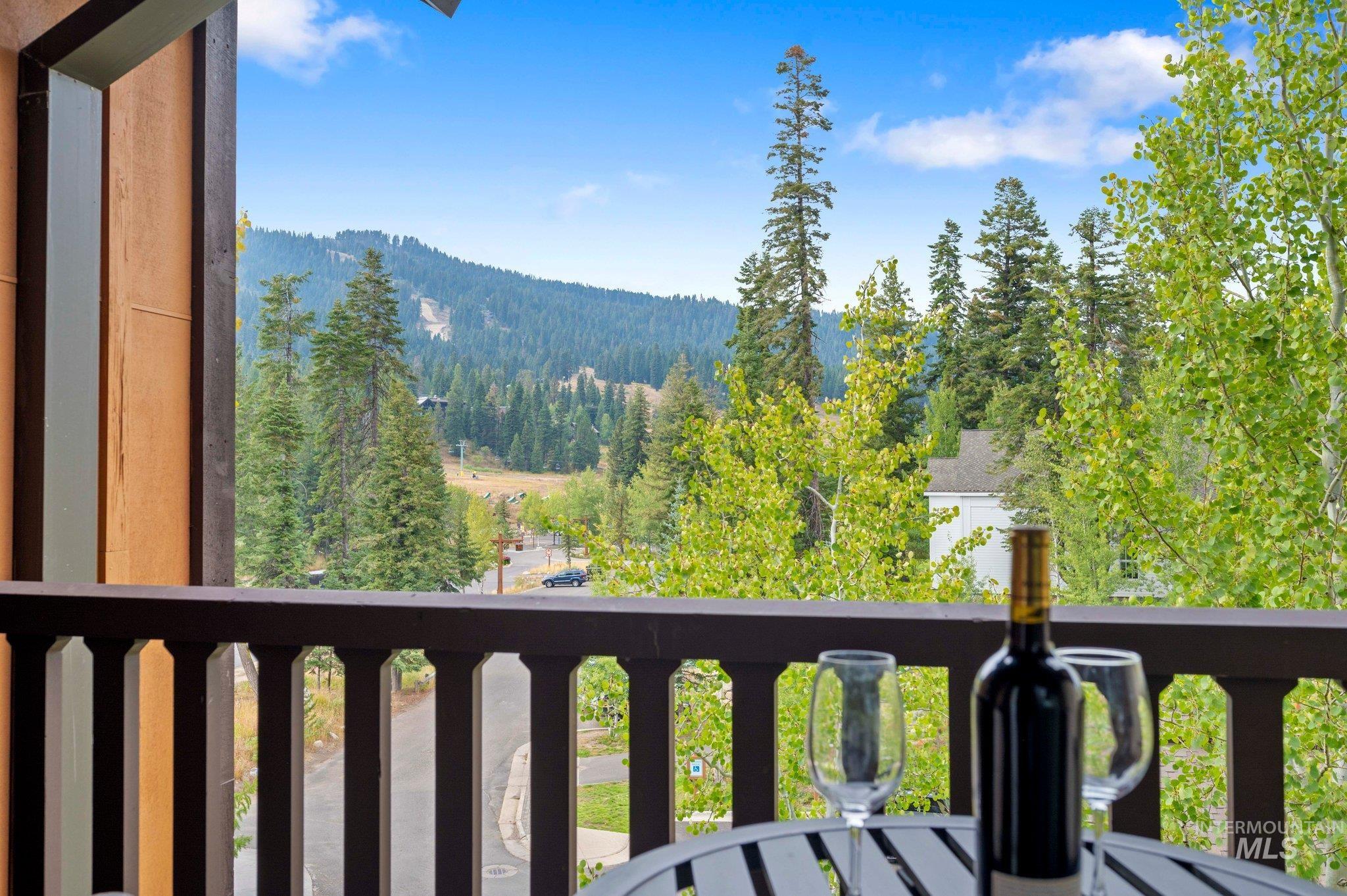 75 Arling Center Court, Donnelly, Idaho 83615, 2 Bedrooms, 2 Bathrooms, Residential For Sale, Price $995,000, 98924315