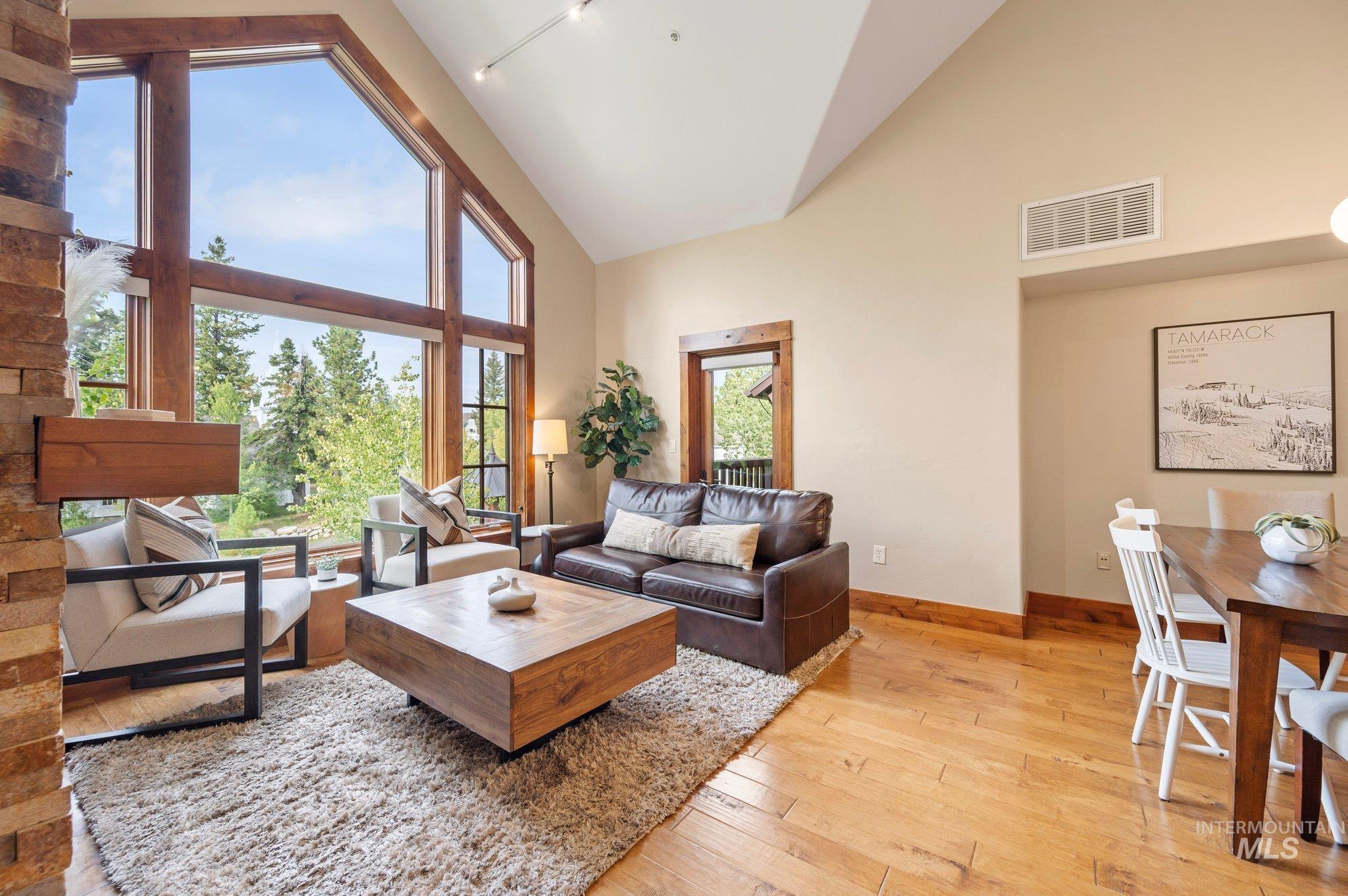 75 Arling Center Court, Donnelly, Idaho 83615, 2 Bedrooms, 2 Bathrooms, Residential For Sale, Price $995,000, 98924315