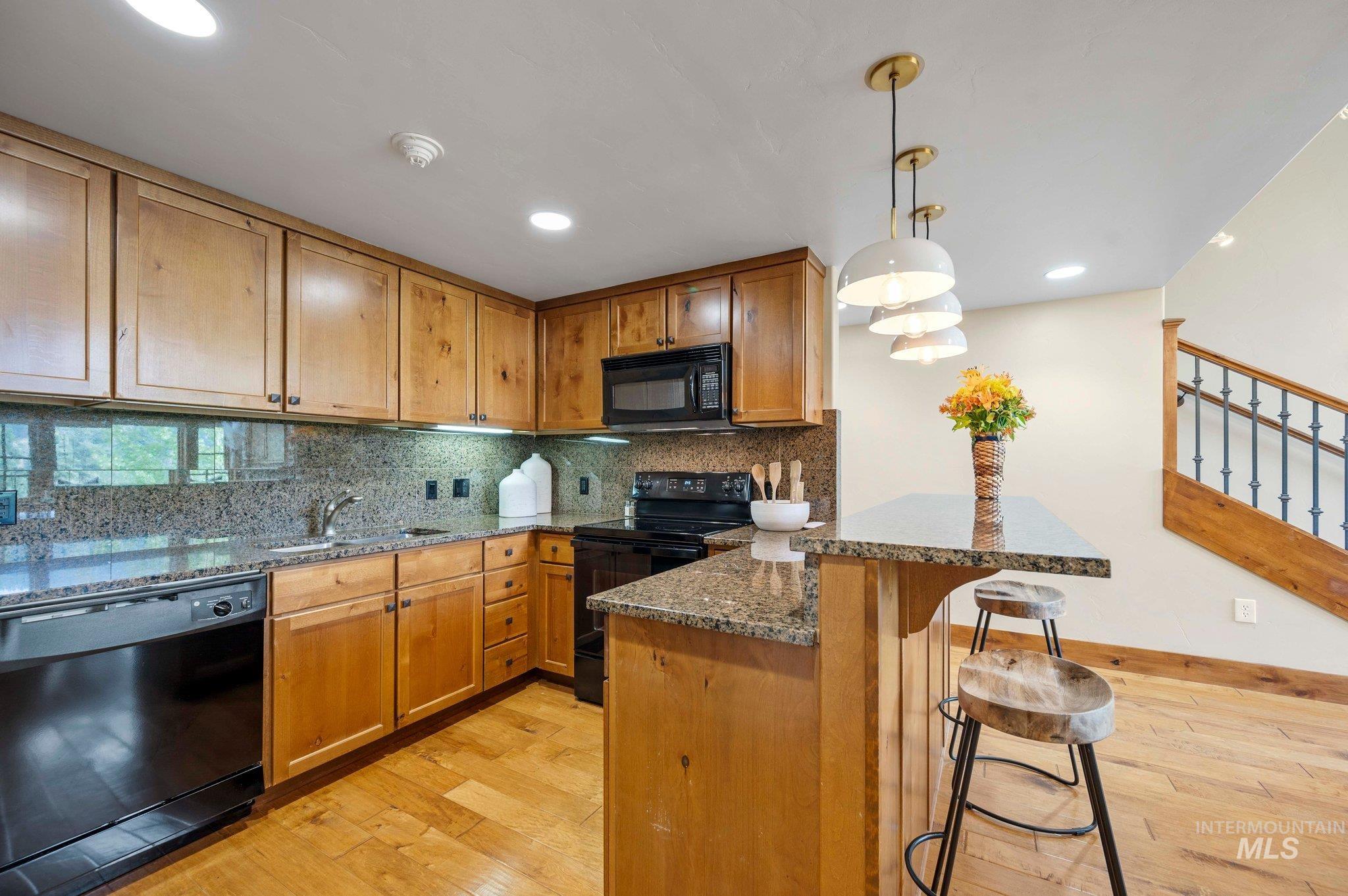 75 Arling Center Court, Donnelly, Idaho 83615, 2 Bedrooms, 2 Bathrooms, Residential For Sale, Price $995,000, 98924315