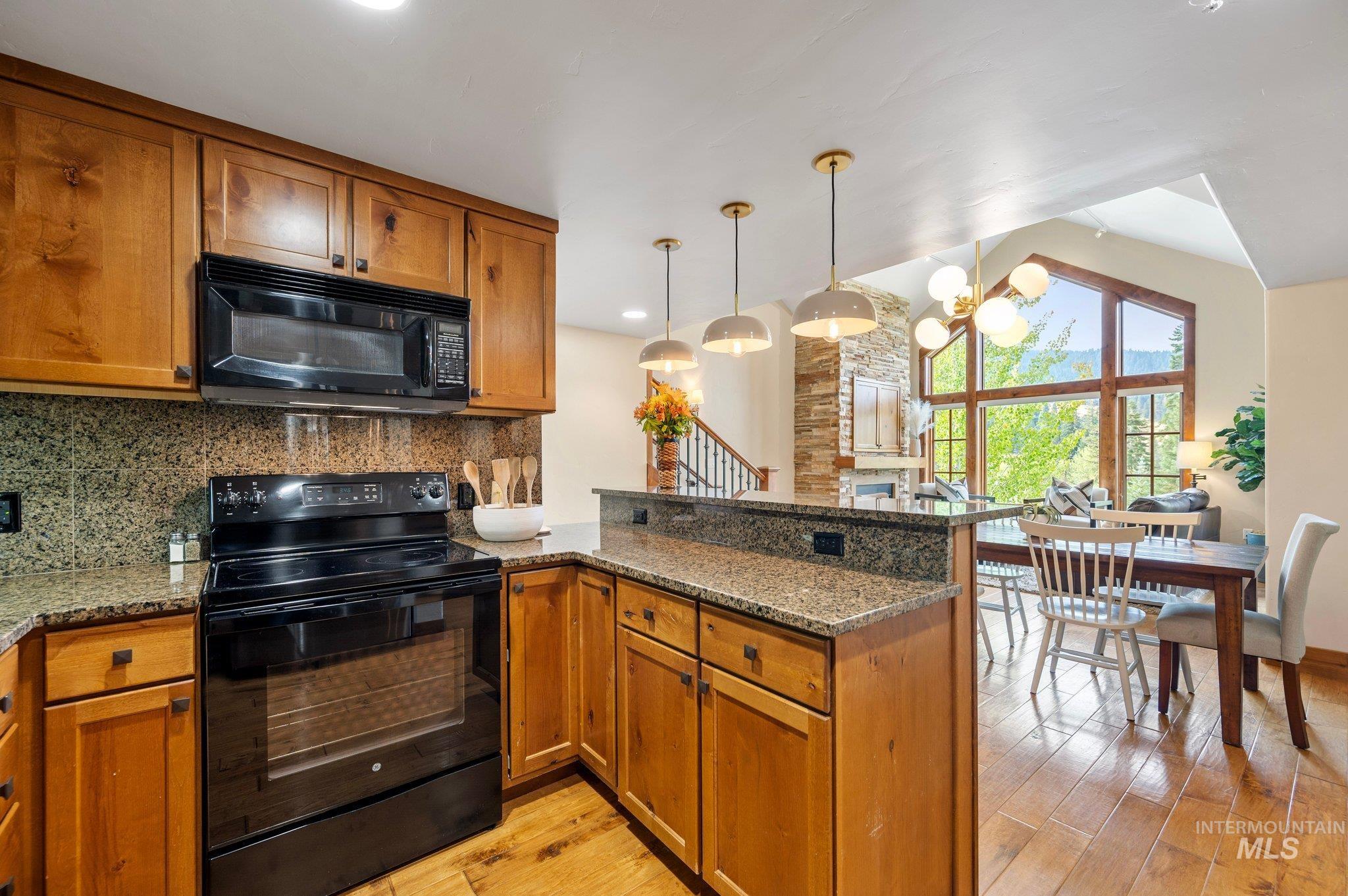 75 Arling Center Court, Donnelly, Idaho 83615, 2 Bedrooms, 2 Bathrooms, Residential For Sale, Price $995,000, 98924315