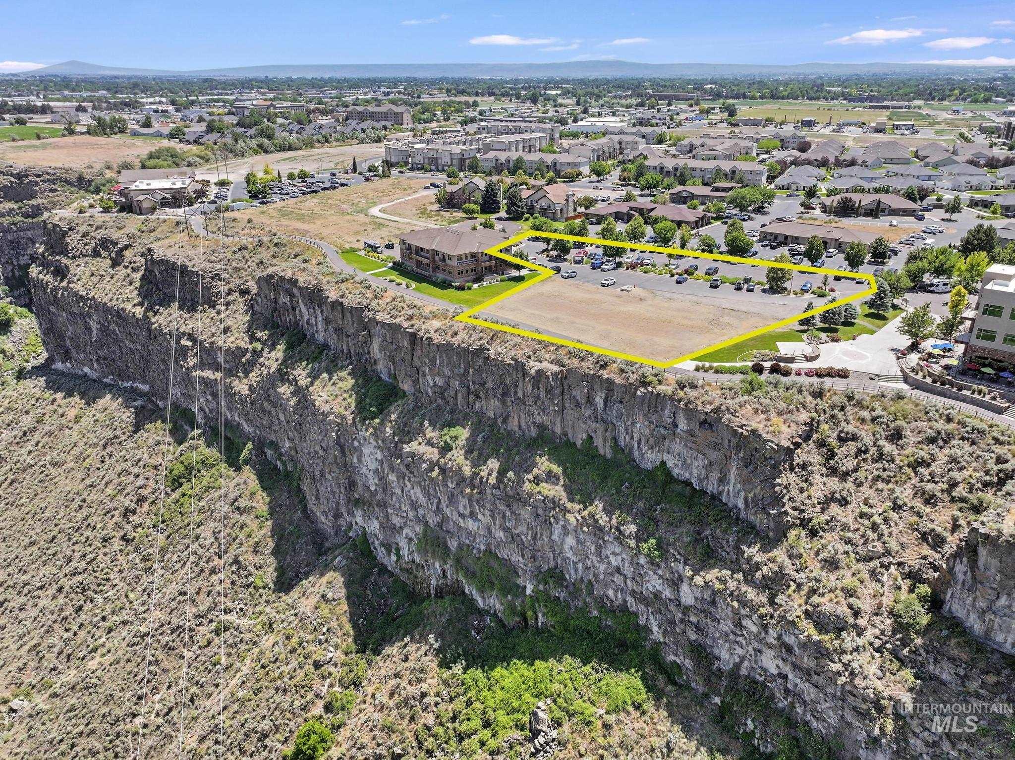 Aerial overview of property's location with property boundaries highlighted and mountains