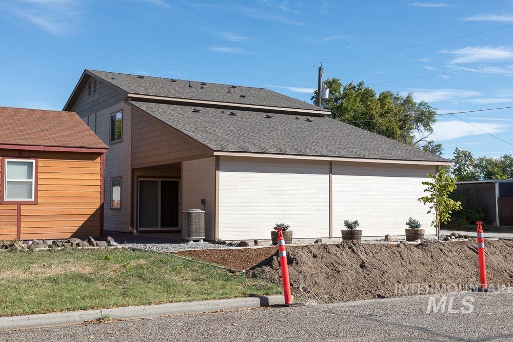 789 NW 3rd #2, Ontario, Oregon 97914, 2 Bedrooms, 1 Bathroom, Rental For Rent, Price $1,650, 98924485
