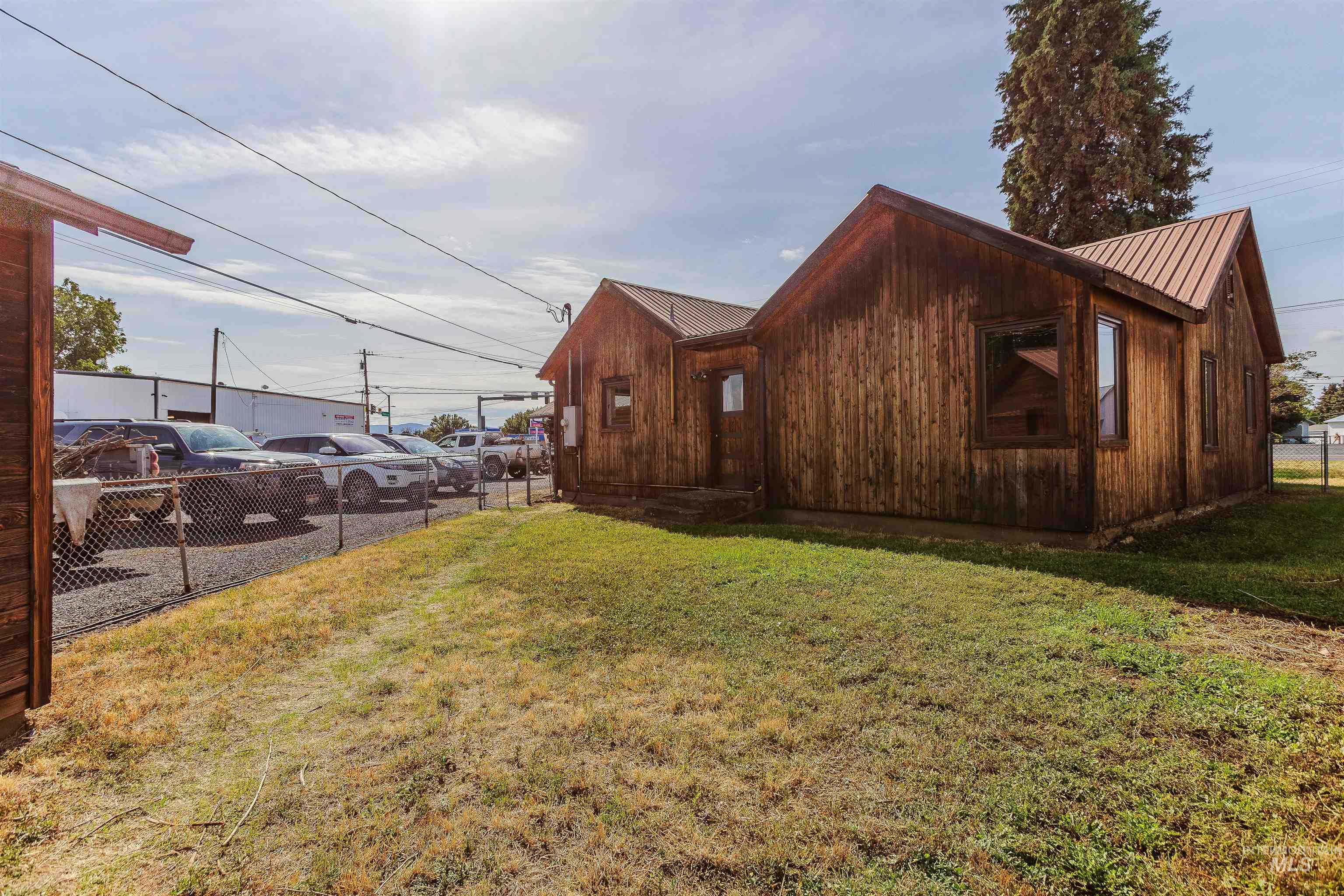 557-559 Thain Rd, Lewiston, Idaho 83501, 3 Bedrooms, Business/Commercial For Sale, Price $359,000, 98924950