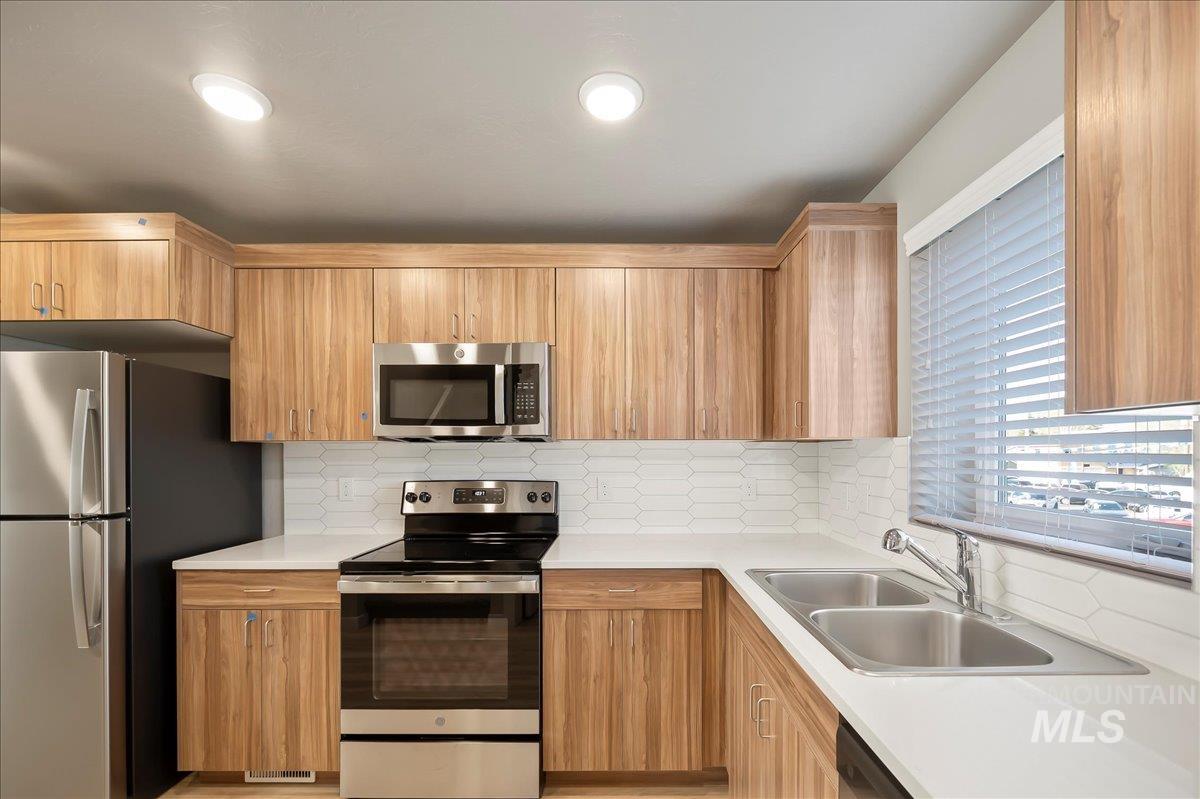 1819 S Vista Ave, Boise, Idaho 83705, 2 Bedrooms, 2.5 Bathrooms, Rental For Rent, Price $2,100, 98924954