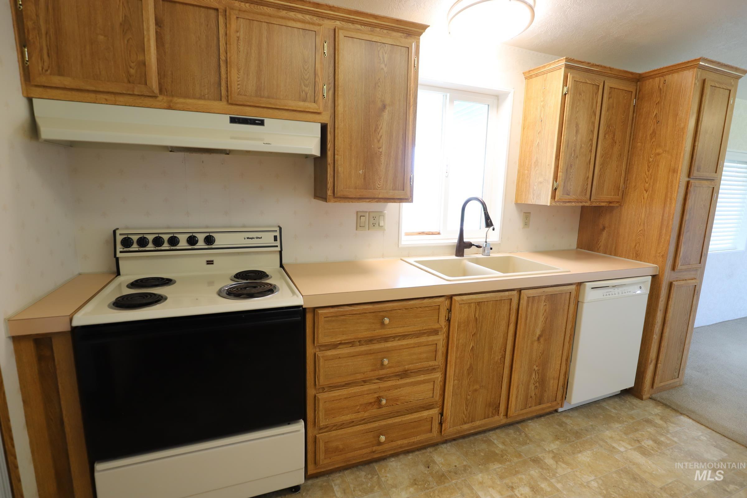 450 Pole Line Road, Twin Falls, Idaho 83301-3050, 3 Bedrooms, 2 Bathrooms, Residential For Sale, Price $119,900, 98925229