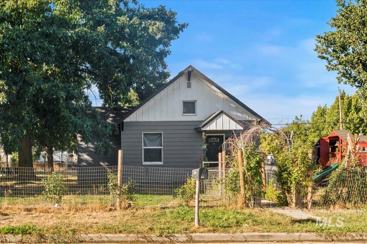 302 E Elgin St., Caldwell, Idaho 83605, 2 Bedrooms, 1 Bathroom, Residential For Sale, Price $230,000, 98925232
