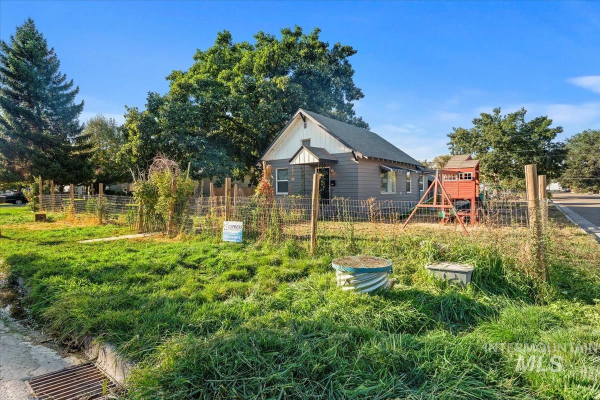 302 E Elgin St., Caldwell, Idaho 83605, 2 Bedrooms, 1 Bathroom, Residential For Sale, Price $230,000, 98925232