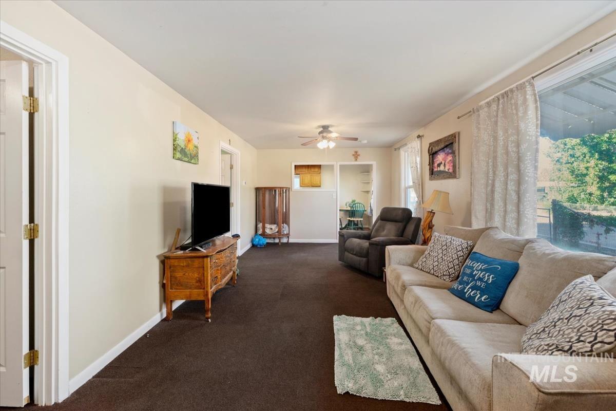 302 E Elgin St., Caldwell, Idaho 83605, 2 Bedrooms, 1 Bathroom, Residential For Sale, Price $230,000, 98925232