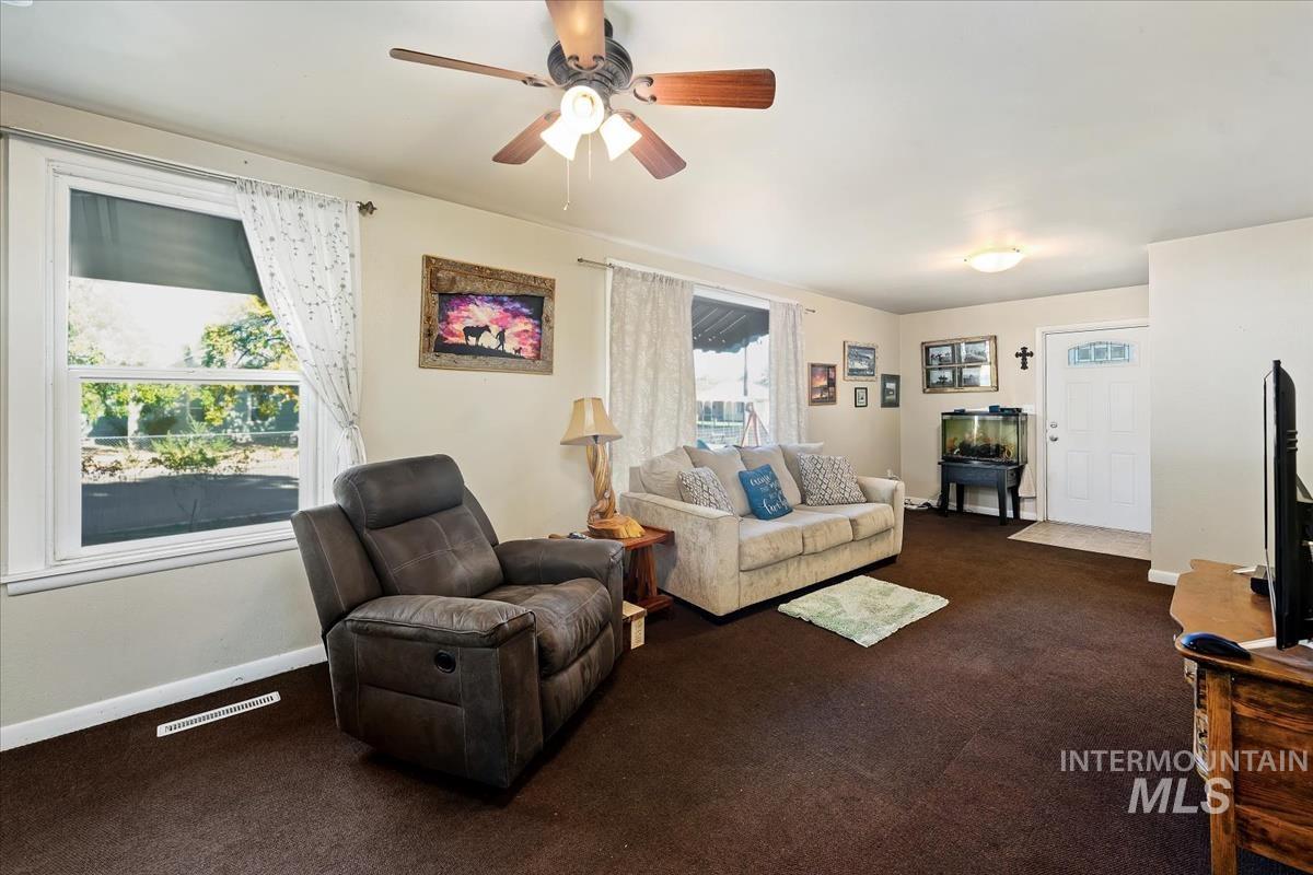 302 E Elgin St., Caldwell, Idaho 83605, 2 Bedrooms, 1 Bathroom, Residential For Sale, Price $230,000, 98925232