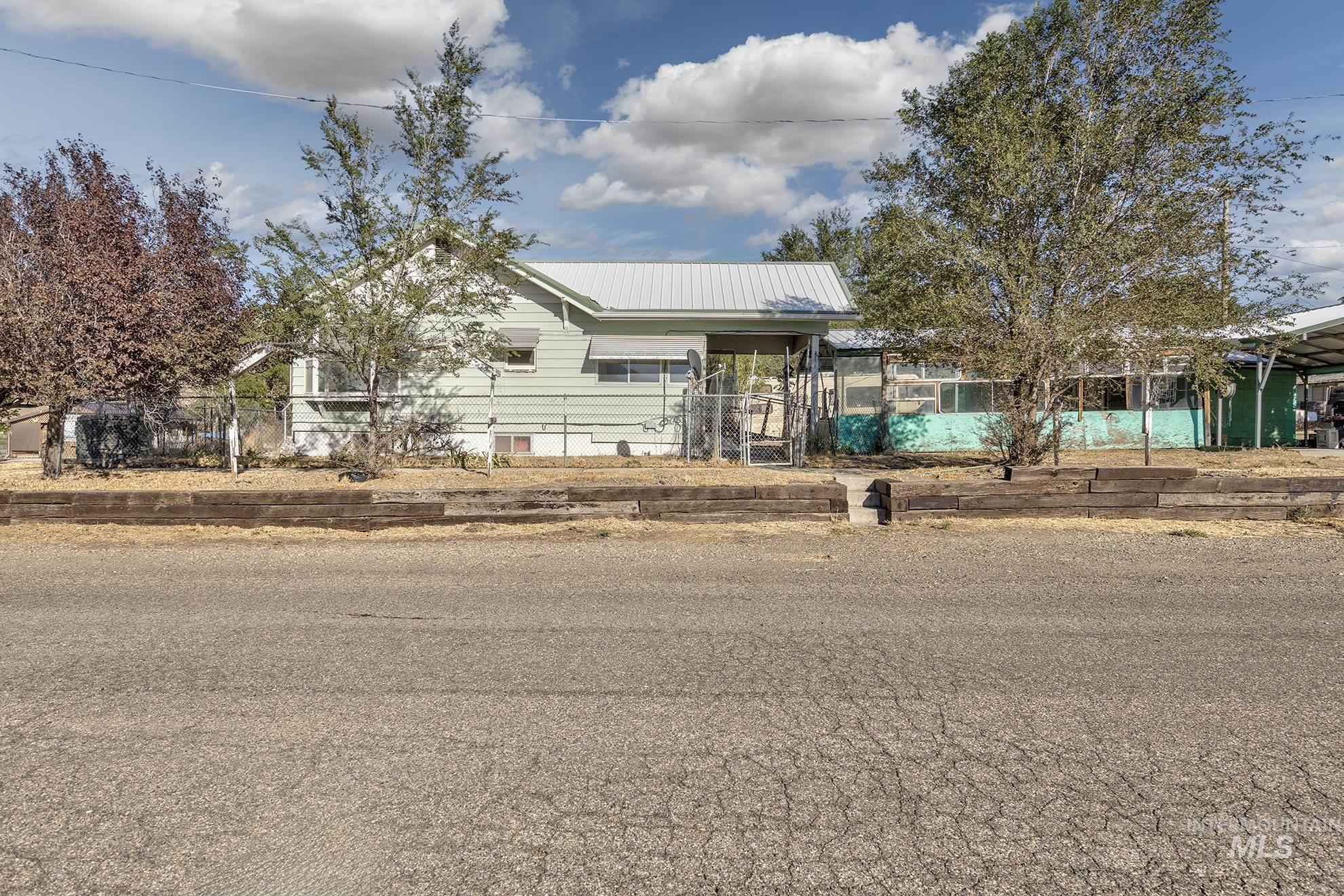 210 Adams Street E, Huntington, Oregon 97907, 3 Bedrooms, 3 Bathrooms, Residential For Sale, Price $199,000, 98925243