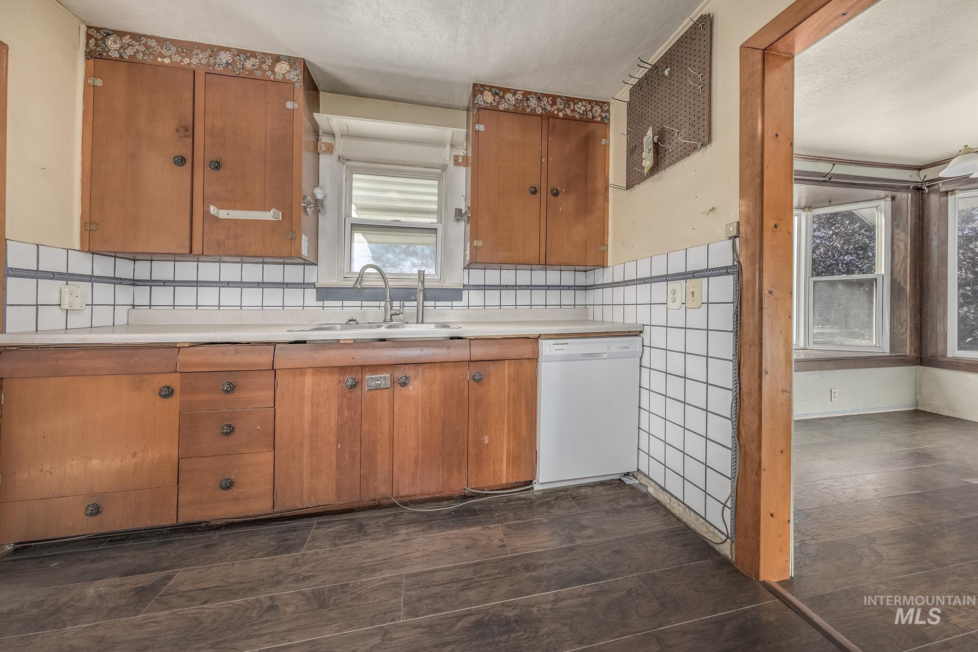 210 Adams Street E, Huntington, Oregon 97907, 3 Bedrooms, 3 Bathrooms, Residential For Sale, Price $199,000, 98925243