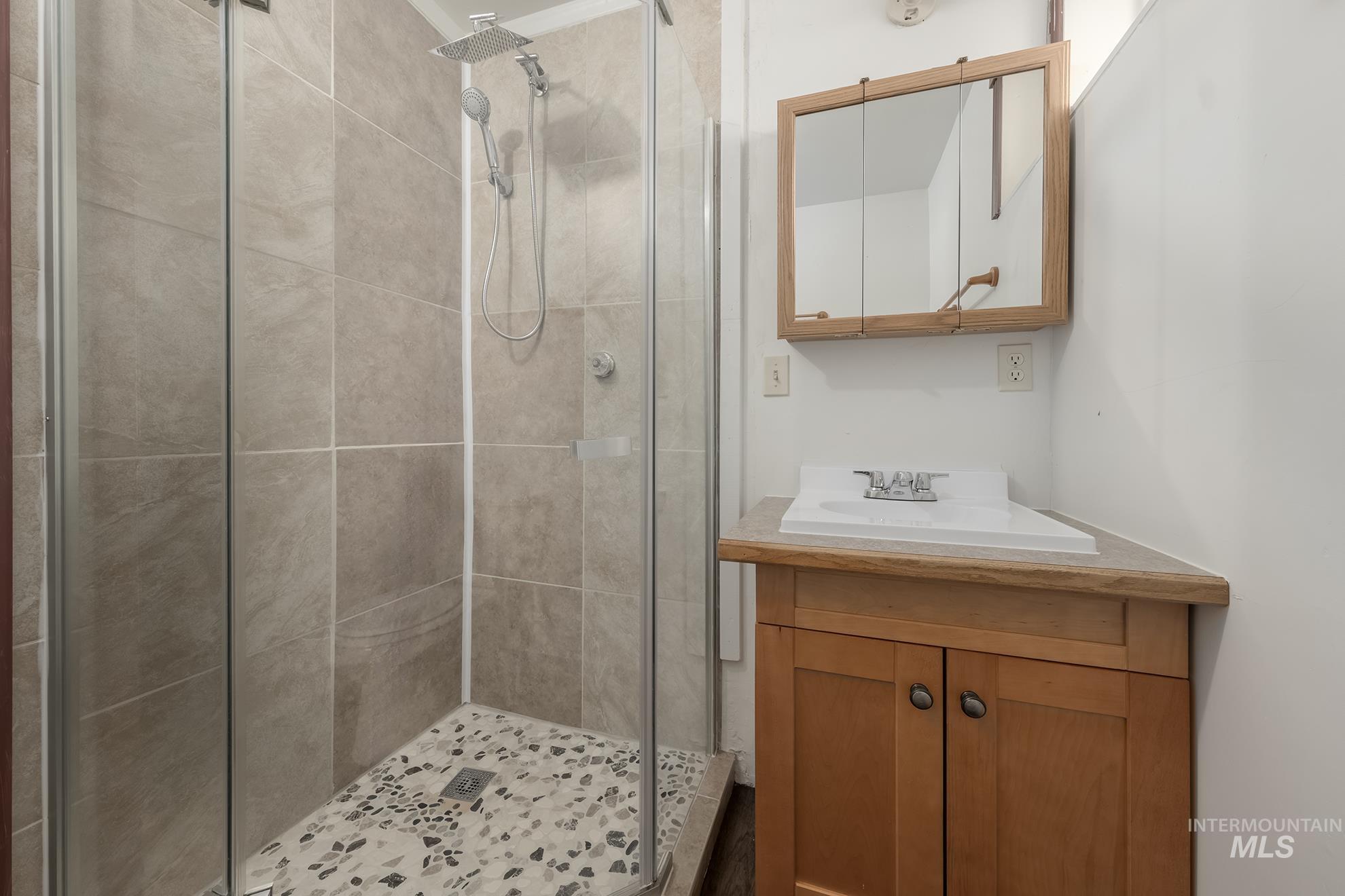 210 Adams Street E, Huntington, Oregon 97907, 3 Bedrooms, 3 Bathrooms, Residential For Sale, Price $199,000, 98925243