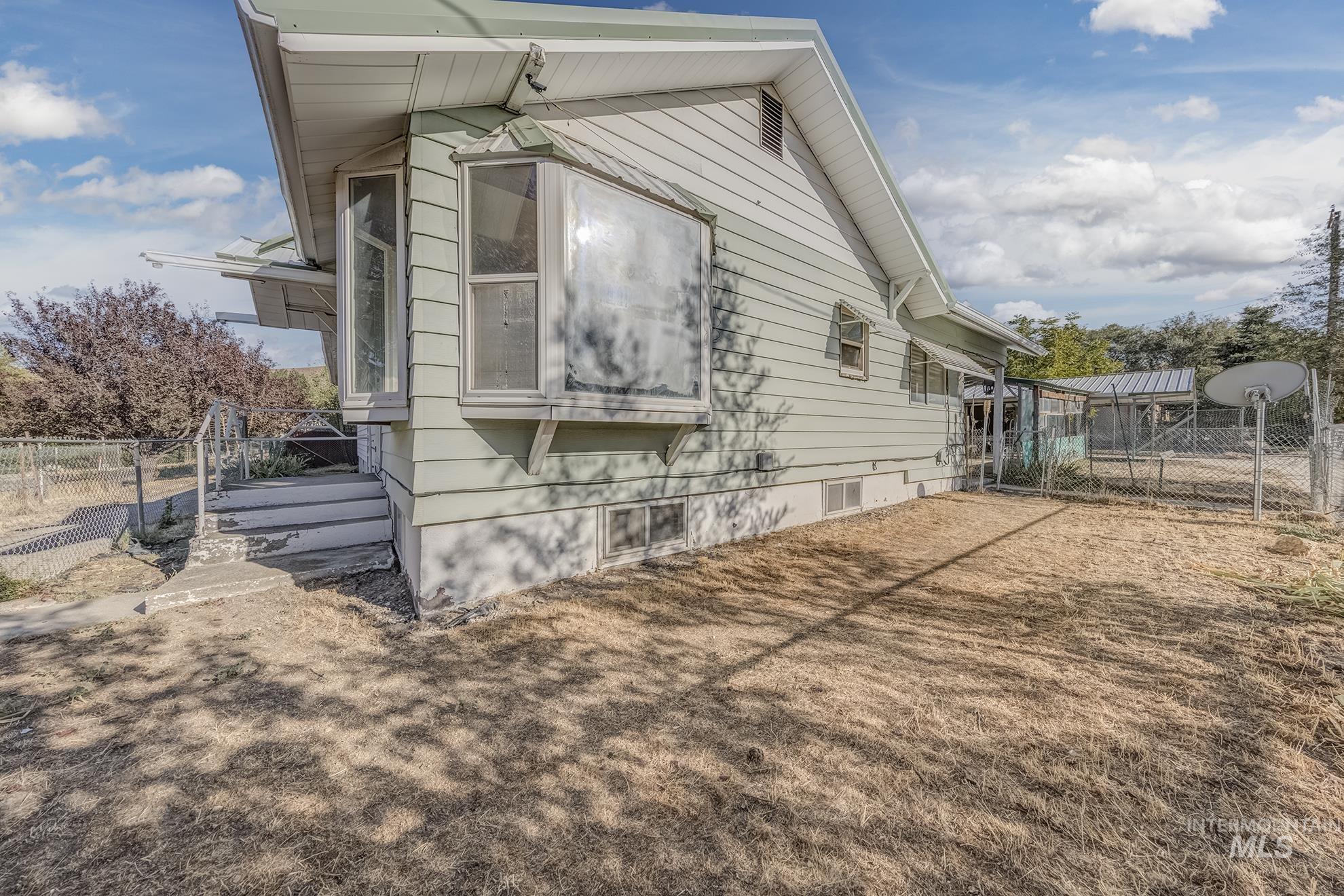 210 Adams Street E, Huntington, Oregon 97907, 3 Bedrooms, 3 Bathrooms, Residential For Sale, Price $199,000, 98925243