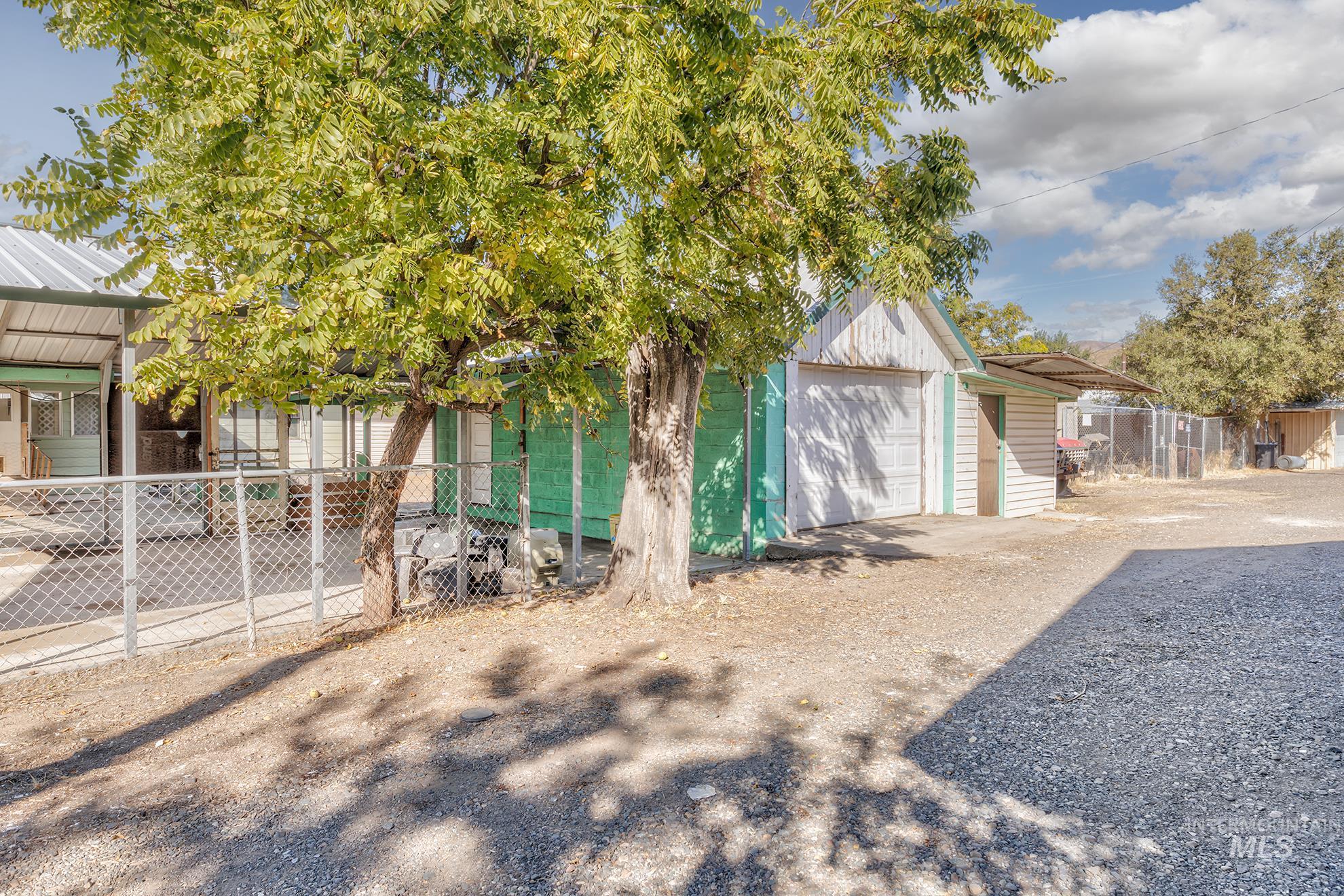 210 Adams Street E, Huntington, Oregon 97907, 3 Bedrooms, 3 Bathrooms, Residential For Sale, Price $199,000, 98925243