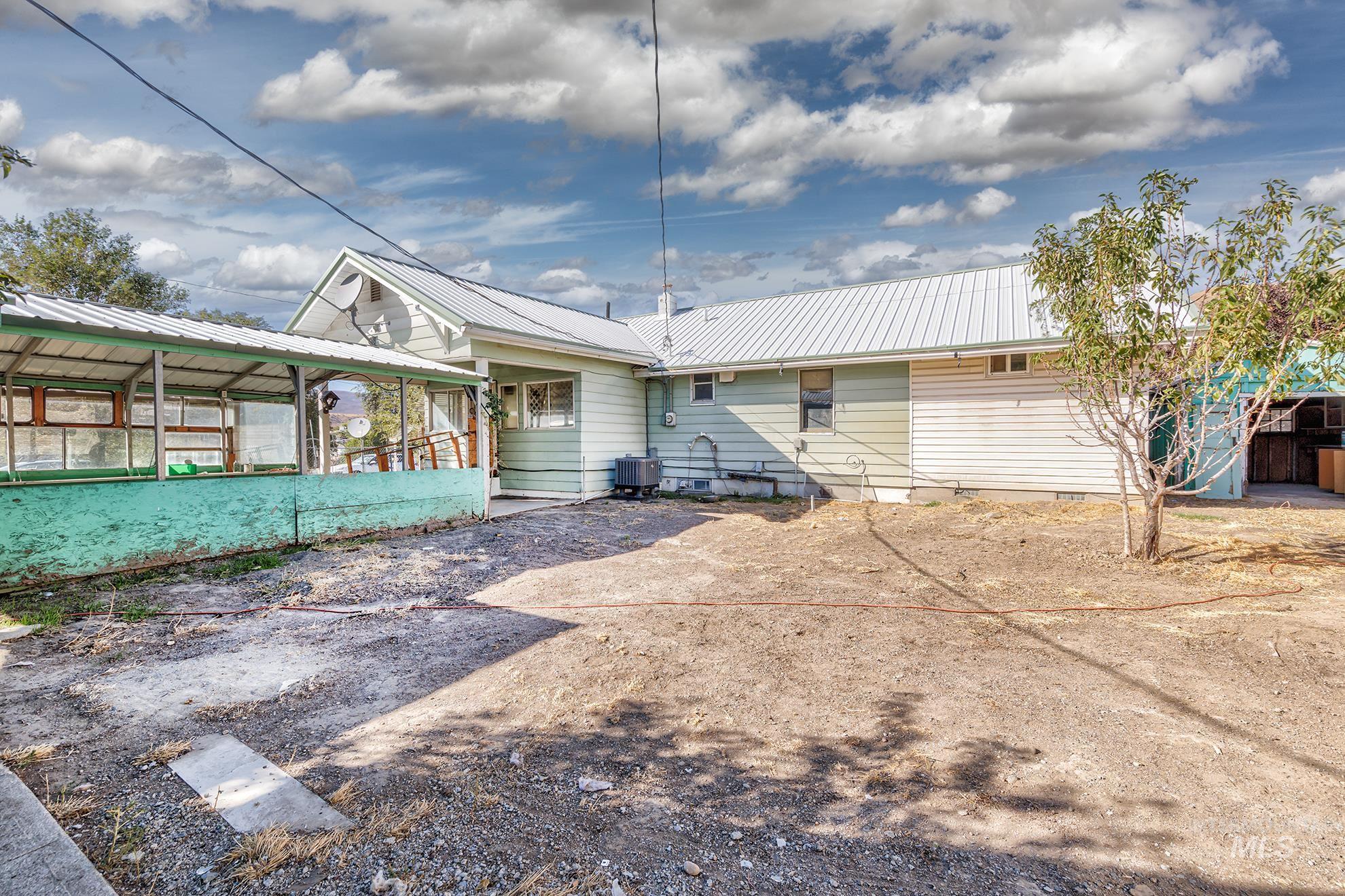 210 Adams Street E, Huntington, Oregon 97907, 3 Bedrooms, 3 Bathrooms, Residential For Sale, Price $199,000, 98925243