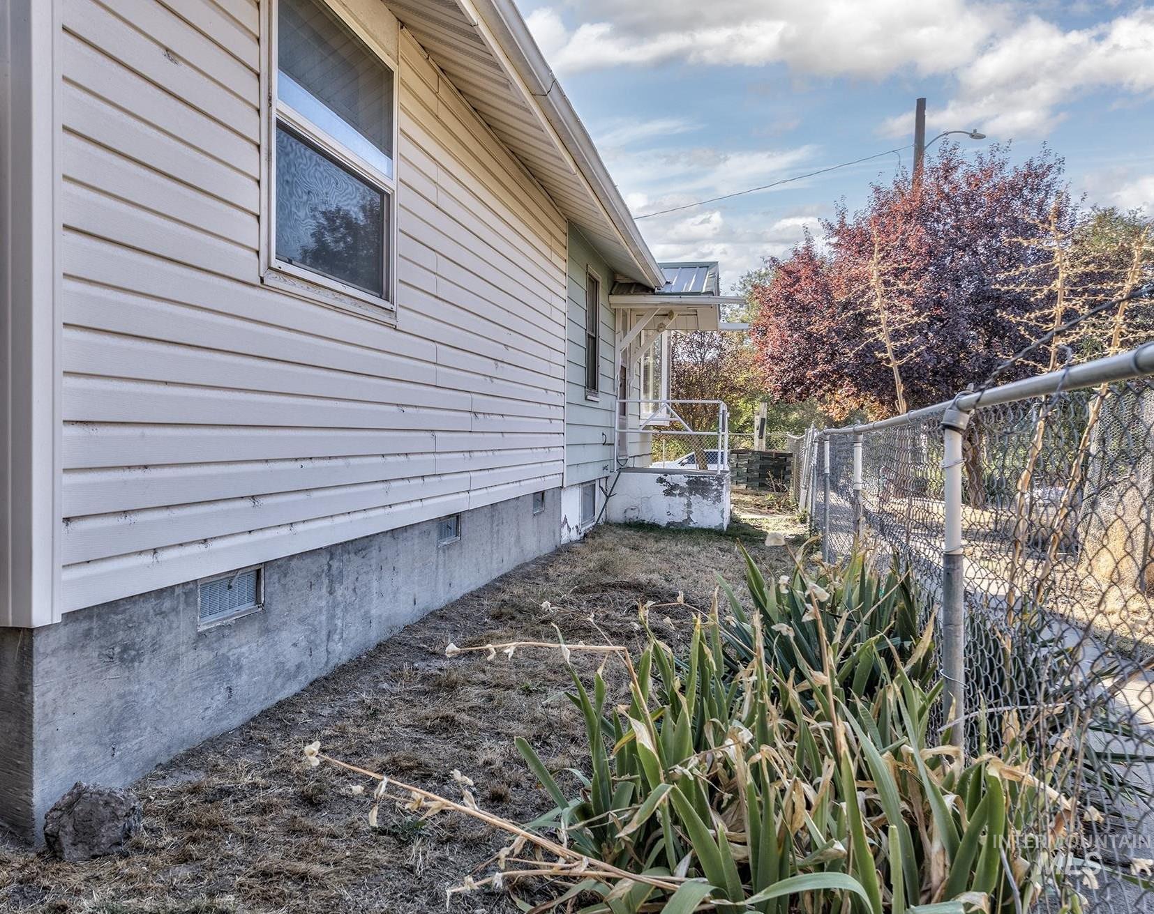 210 Adams Street E, Huntington, Oregon 97907, 3 Bedrooms, 3 Bathrooms, Residential For Sale, Price $199,000, 98925243