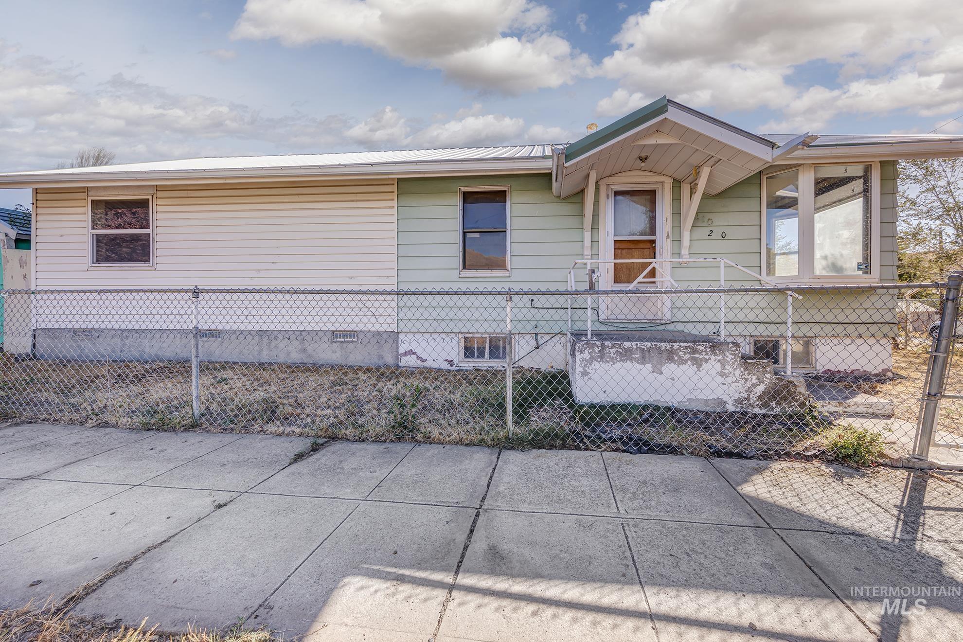 210 Adams Street E, Huntington, Oregon 97907, 3 Bedrooms, 3 Bathrooms, Residential For Sale, Price $199,000, 98925243