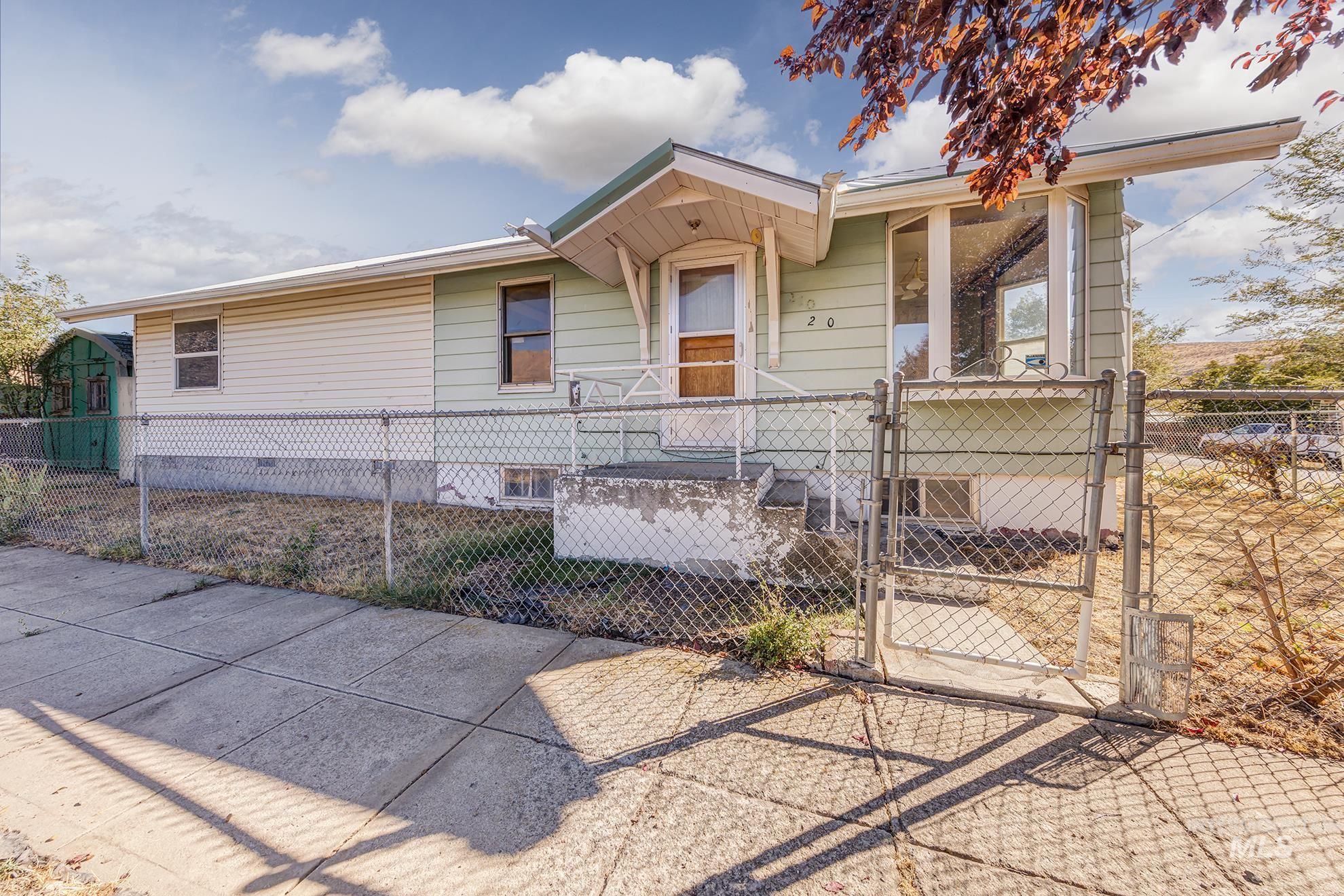 210 Adams Street E, Huntington, Oregon 97907, 3 Bedrooms, 3 Bathrooms, Residential For Sale, Price $199,000, 98925243