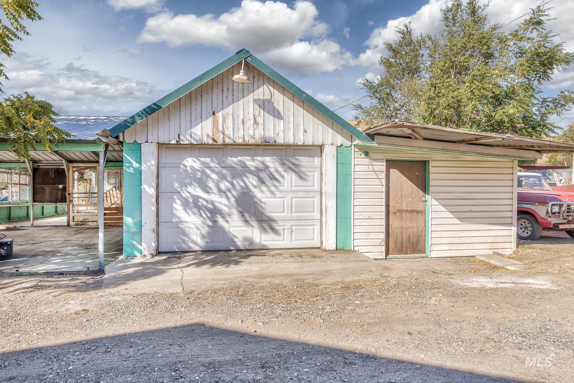 210 Adams Street E, Huntington, Oregon 97907, 3 Bedrooms, 3 Bathrooms, Residential For Sale, Price $199,000, 98925243