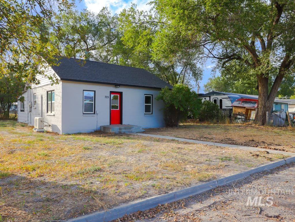 725 15th St. N., Vale, Oregon 97918-0000, 3 Bedrooms, 1.5 Bathrooms, Residential For Sale, Price $229,000, 98925286