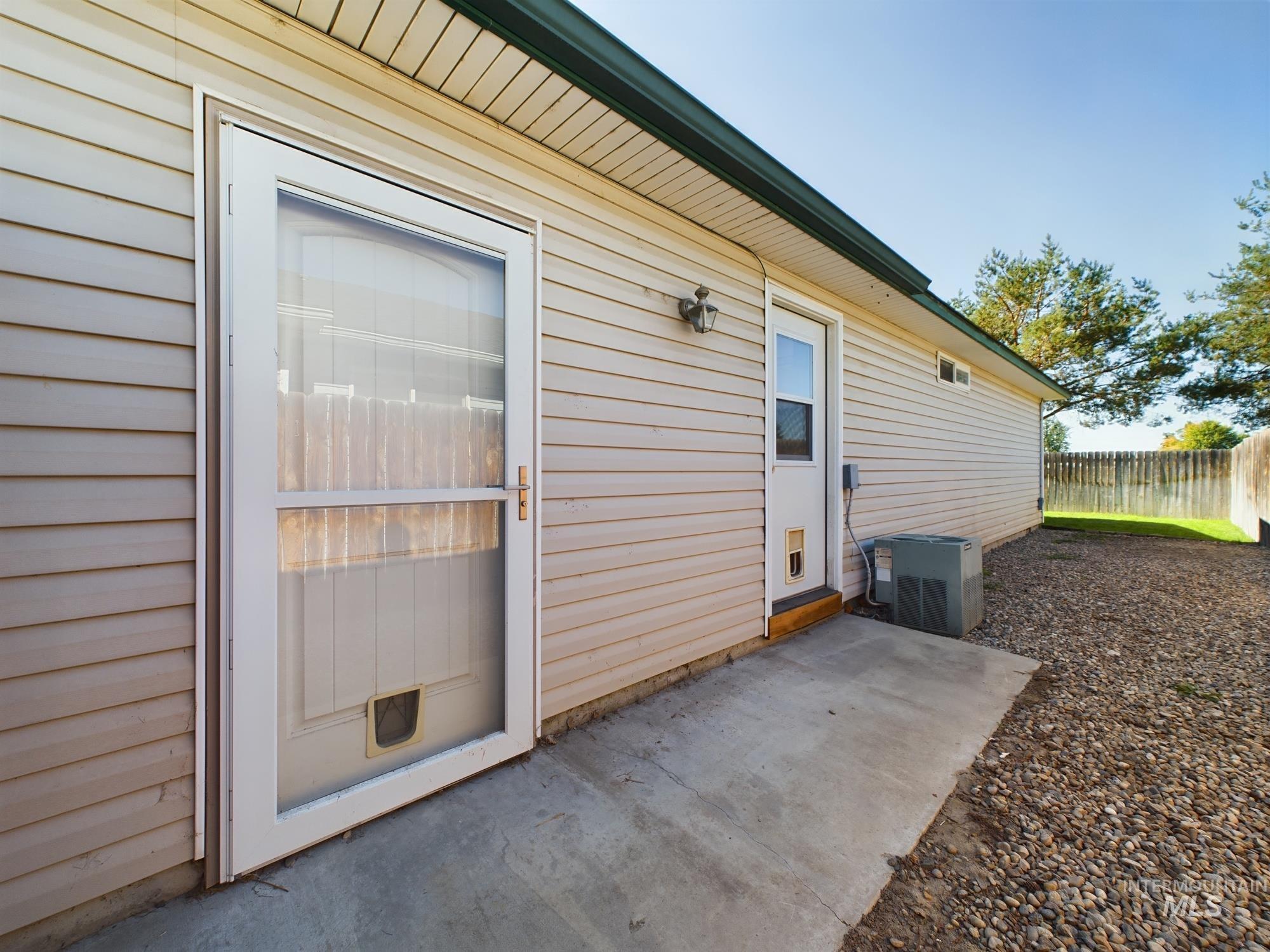 1033 S Cherokee Ave, Emmett, Idaho 83617, 3 Bedrooms, 2 Bathrooms, Residential For Sale, Price $345,000, 98925355