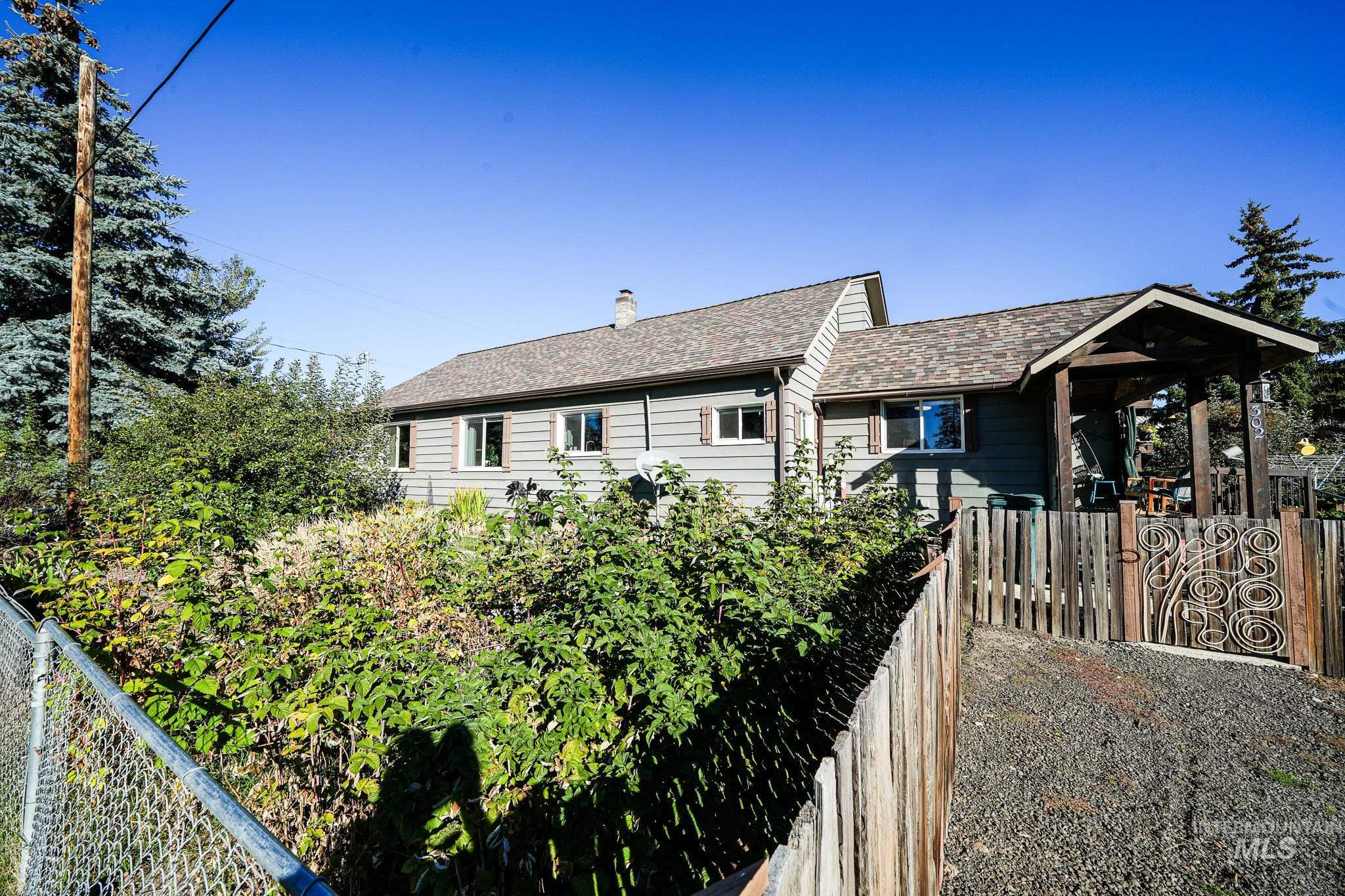 302 Spalding, Winchester, Idaho 83555, 2 Bedrooms, 1 Bathroom, Residential For Sale, Price $325,000, 98925370