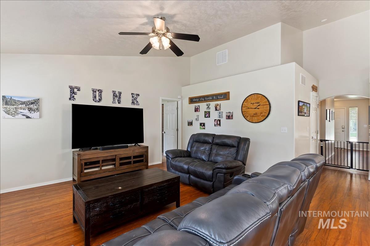 3663 S Ascaino Ave, Meridian, Idaho 83642, 4 Bedrooms, 2.5 Bathrooms, Residential For Sale, Price $454,900, 98925401