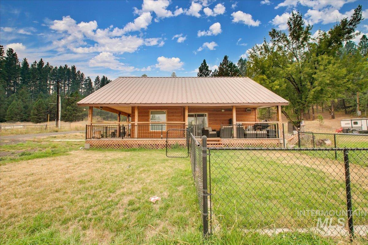 131 Cabarton, Cascade, Idaho 83611, 3 Bedrooms, 2 Bathrooms, Residential For Sale, Price $499,000, 98925417