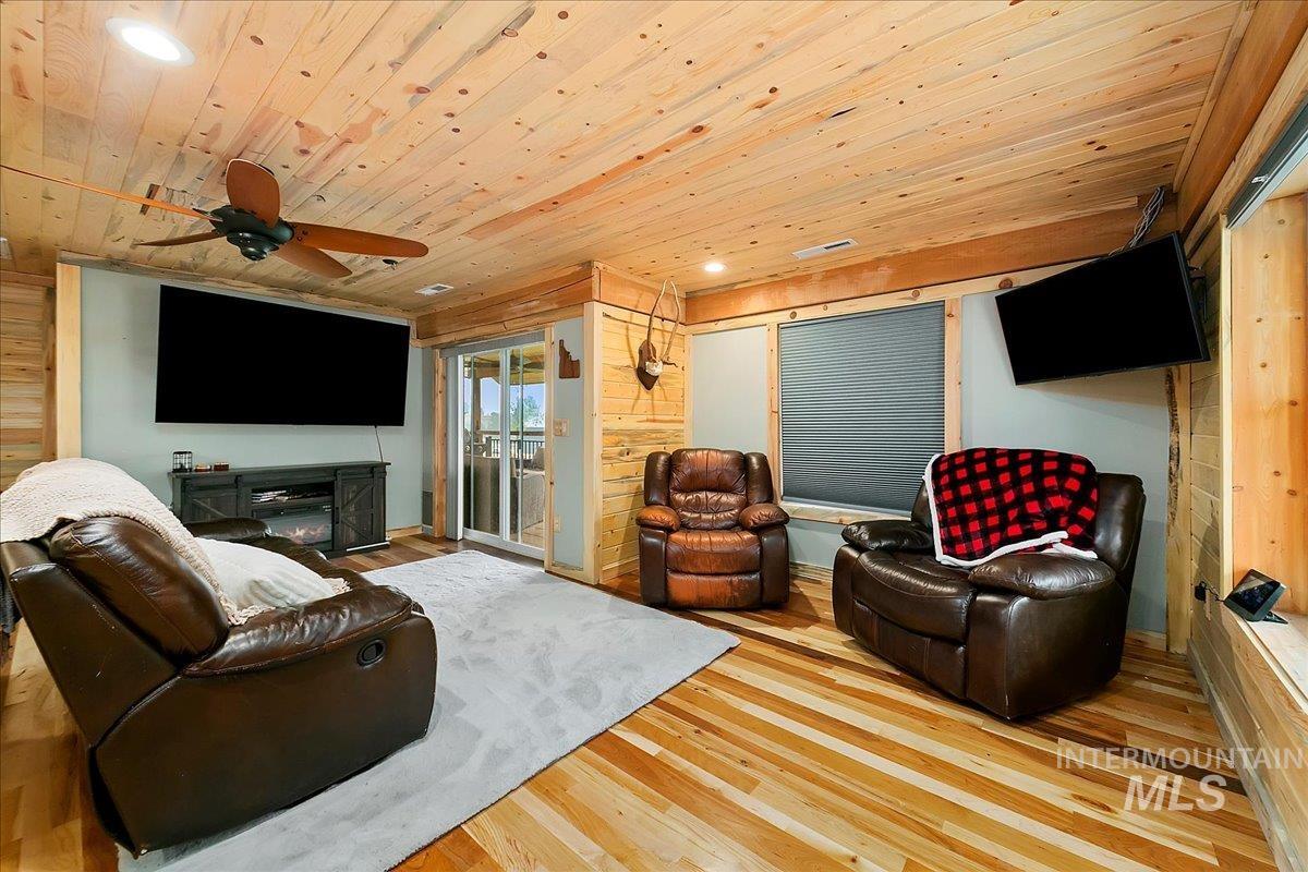 131 Cabarton, Cascade, Idaho 83611, 3 Bedrooms, 2 Bathrooms, Residential For Sale, Price $499,000, 98925417