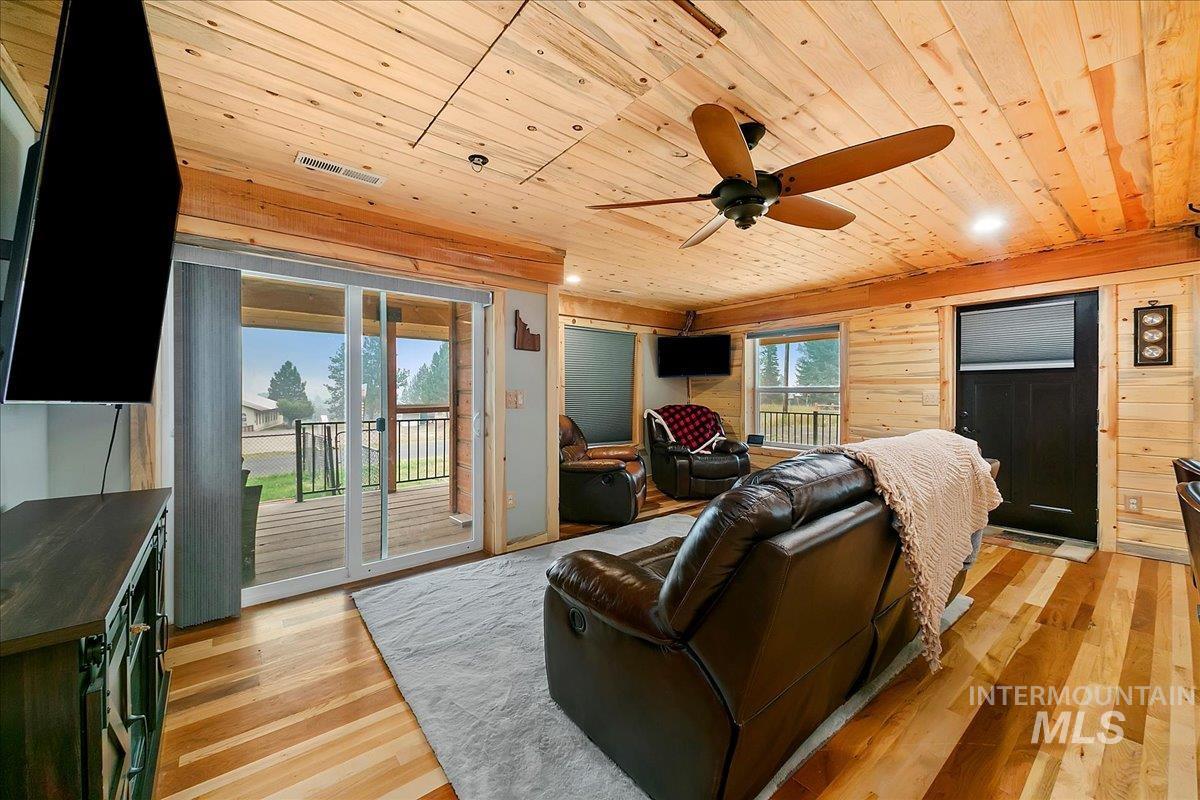 131 Cabarton, Cascade, Idaho 83611, 3 Bedrooms, 2 Bathrooms, Residential For Sale, Price $499,000, 98925417
