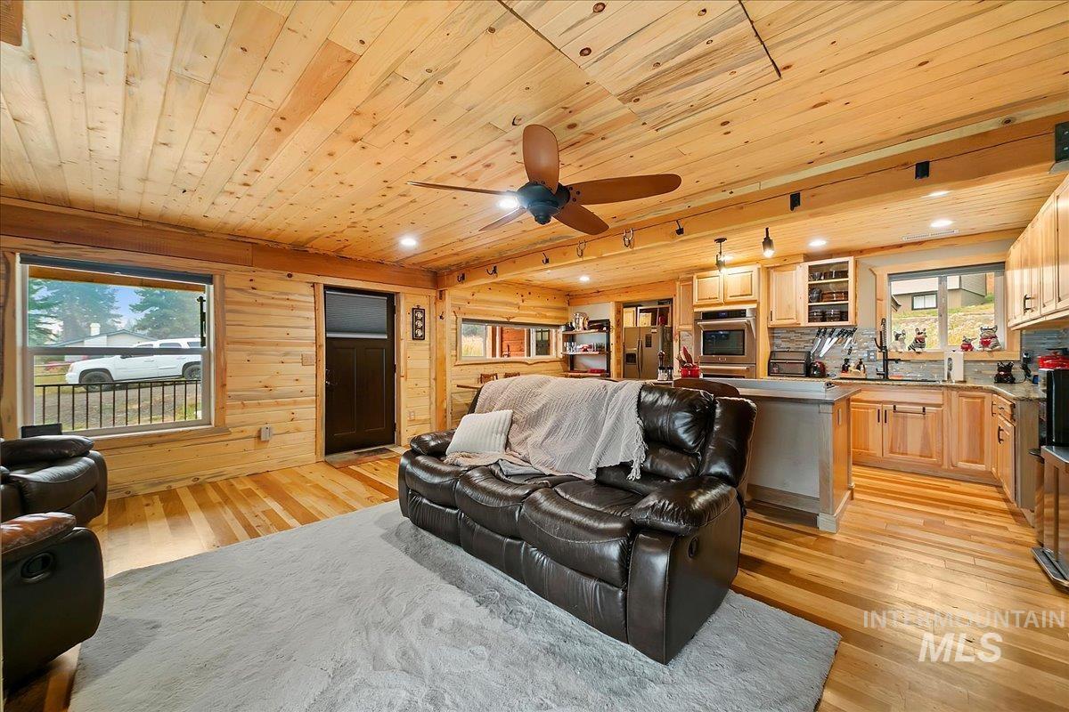 131 Cabarton, Cascade, Idaho 83611, 3 Bedrooms, 2 Bathrooms, Residential For Sale, Price $499,000, 98925417