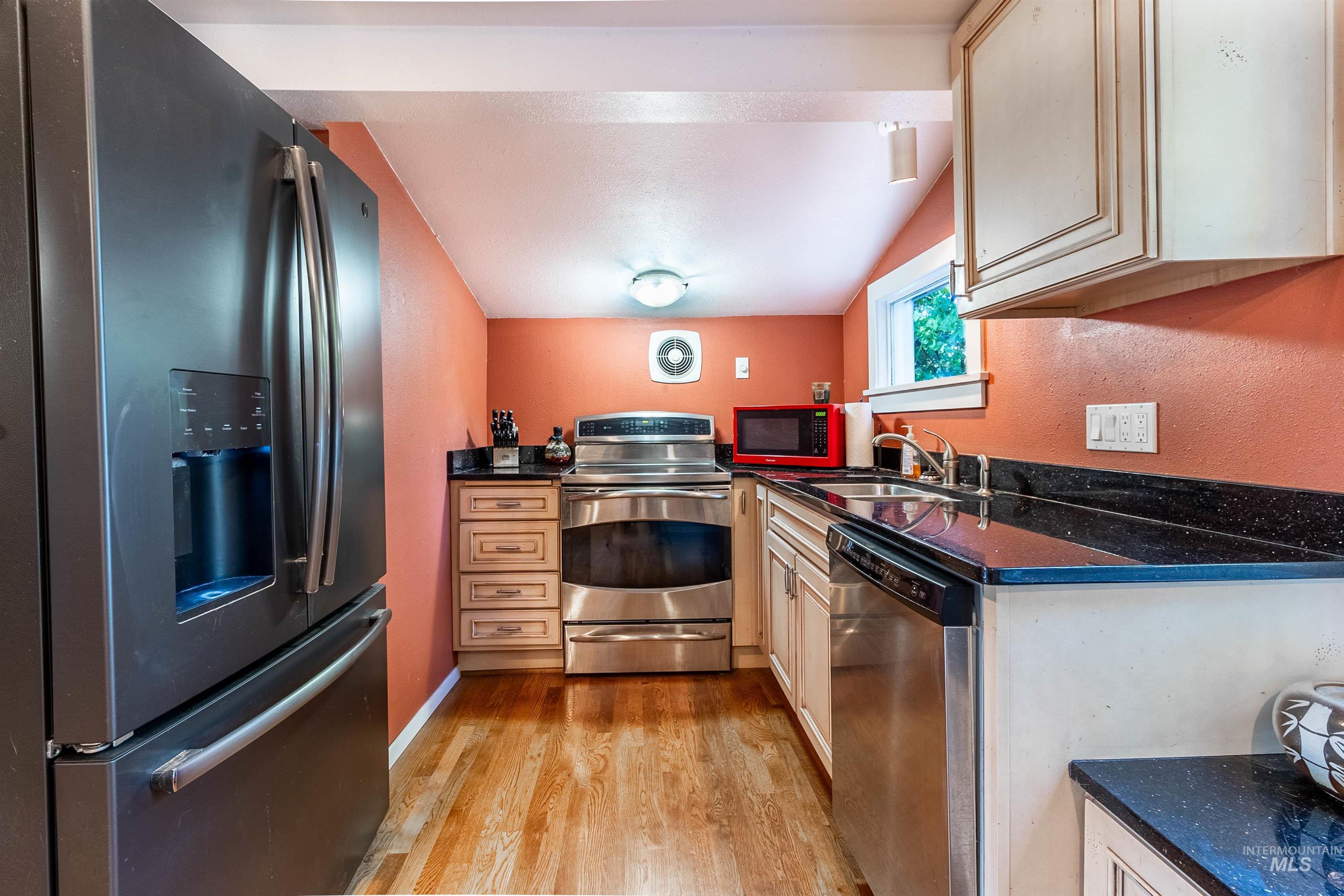 240 N Jefferson, Moscow, Idaho 83843, 2 Bedrooms, 1 Bathroom, Residential For Sale, Price $320,000, 98925418
